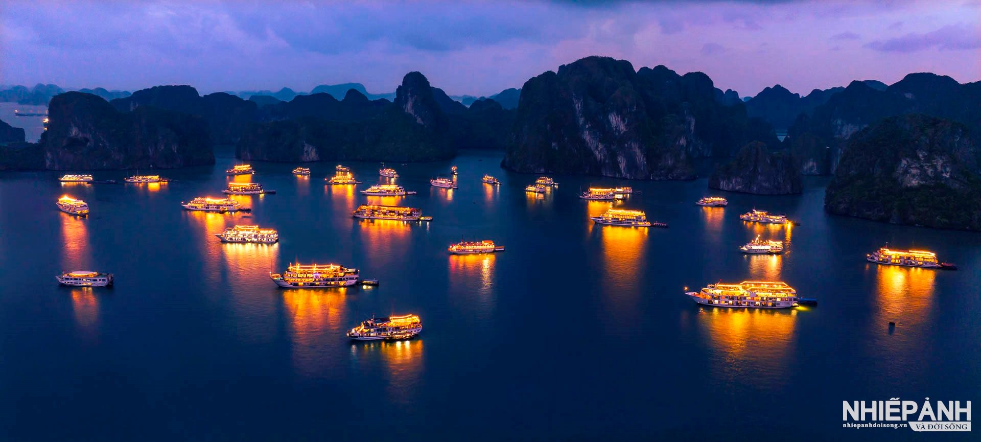W_147-vn25-worldinfocus-acc-pho-dem-tren-vinh-ha-long-duong-van-toan-vietnam.jpg