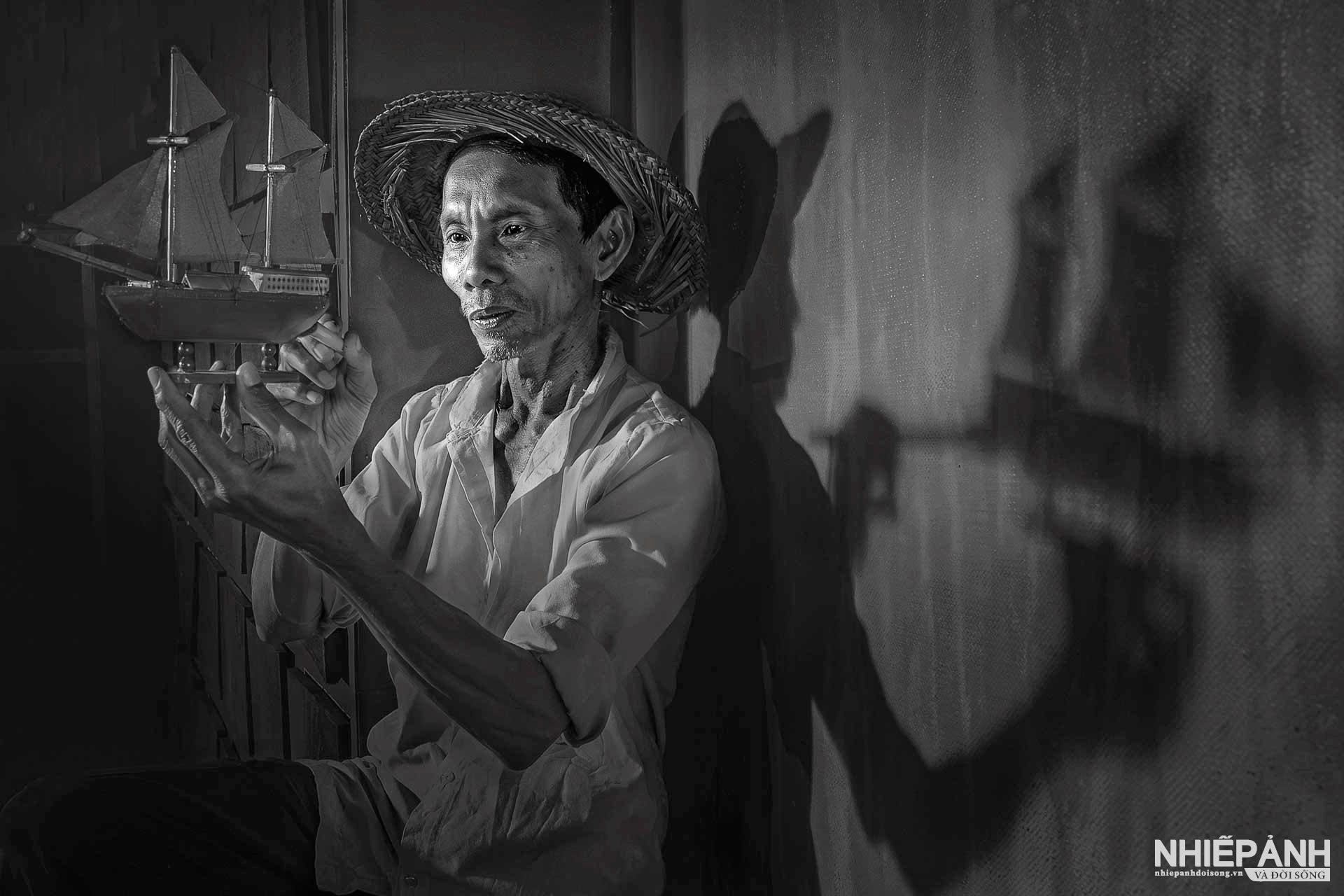 W_148-vn25-mono-acc-nguoi-tho-lam-thuyen-vu-thi-thuy-ha-vietnam.jpg