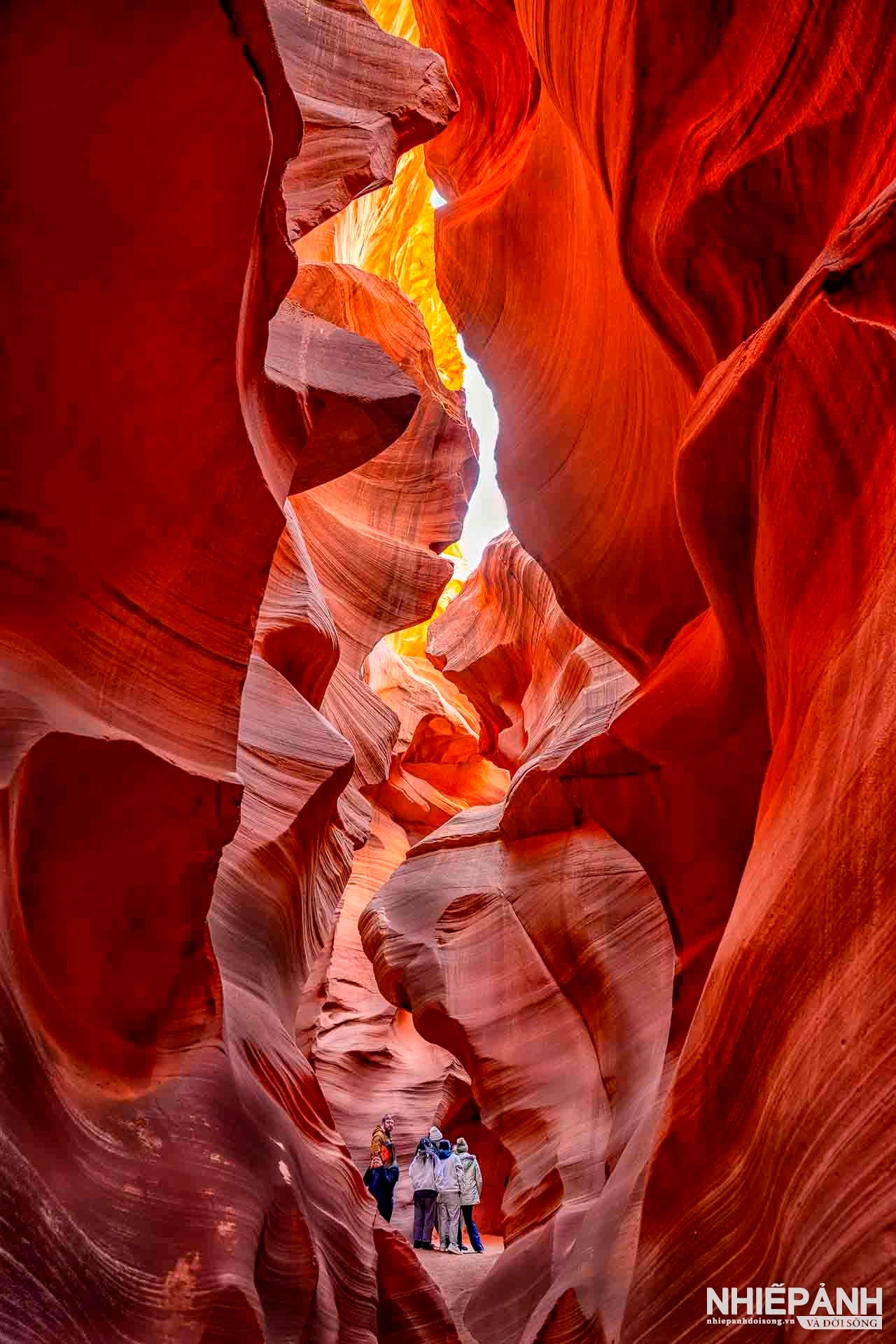 W_149-vn25-worldinfocus-acc-tourists-visit-lower-antelope-canyon-nguyen-duc-hoang-vietnam.jpg