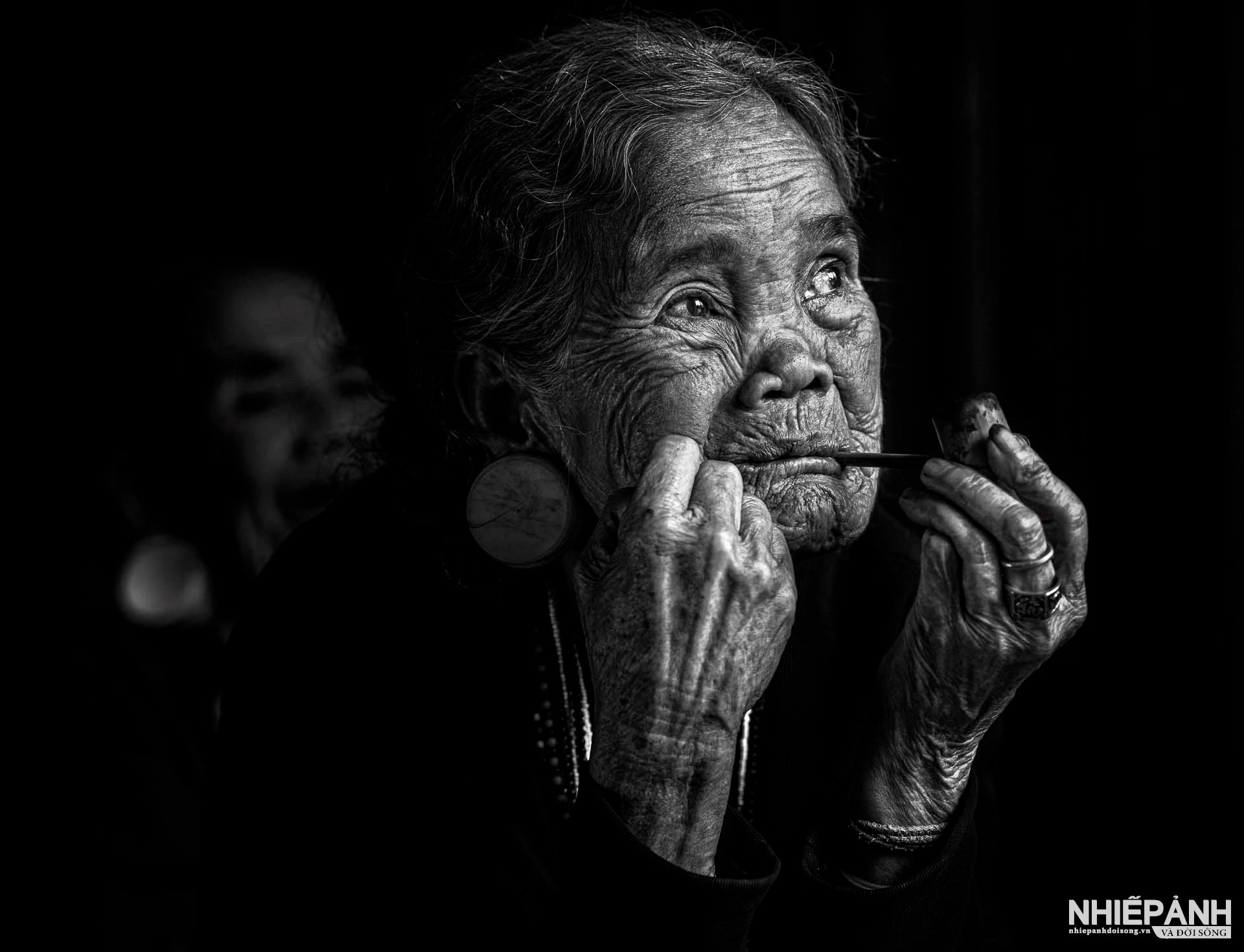 W_154-vn25-mono-acc-pensive-nguyen-quang-thanh-vietnam.jpg