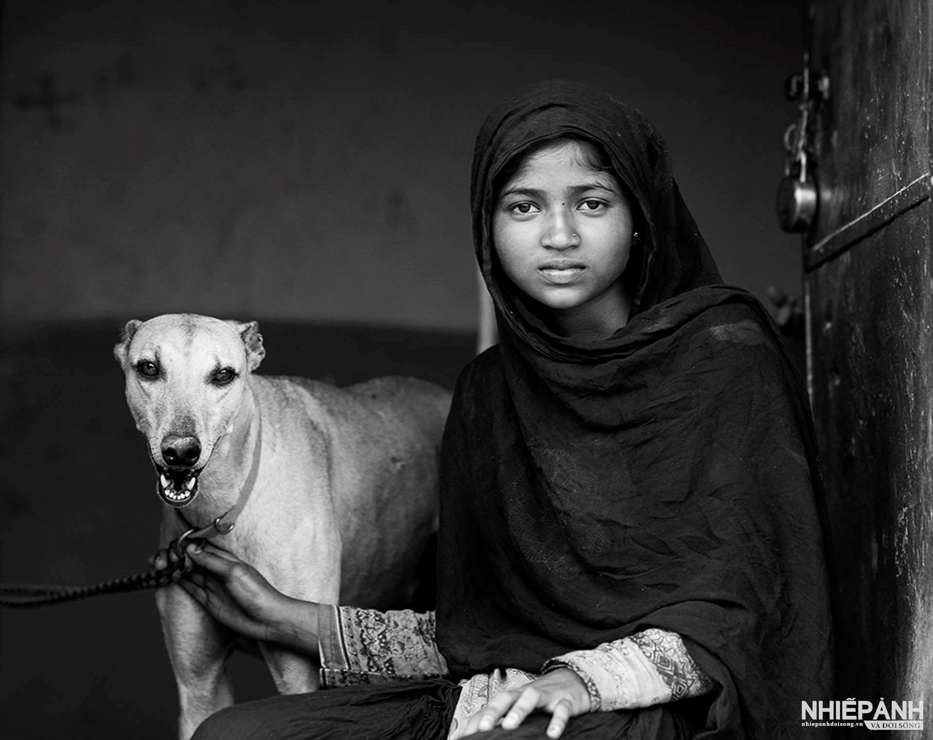 W_161-vn25-mono-acc-between-iron-houses-nuwair1001-hotmail.com-united-arab-emirates.jpg