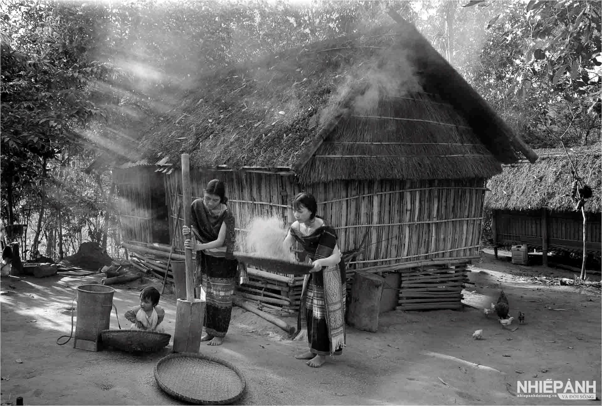 W_162-vn25-mono-acc-gia-gao-ngay-hoi-nguyen-van-thanh-vietnam.jpg