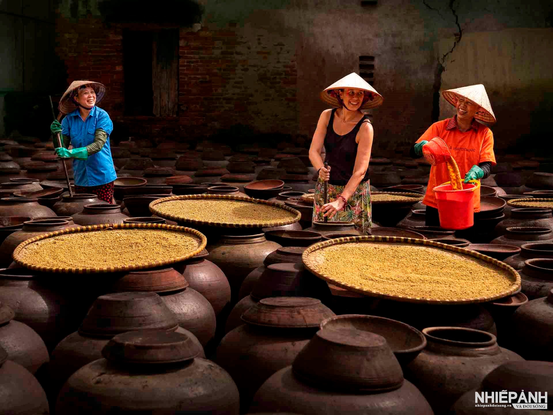 W_164-vn25-worldinfocus-acc-du-lich-lang-nghe-thu-cong-le-ngoc-tu-vietnam.jpg