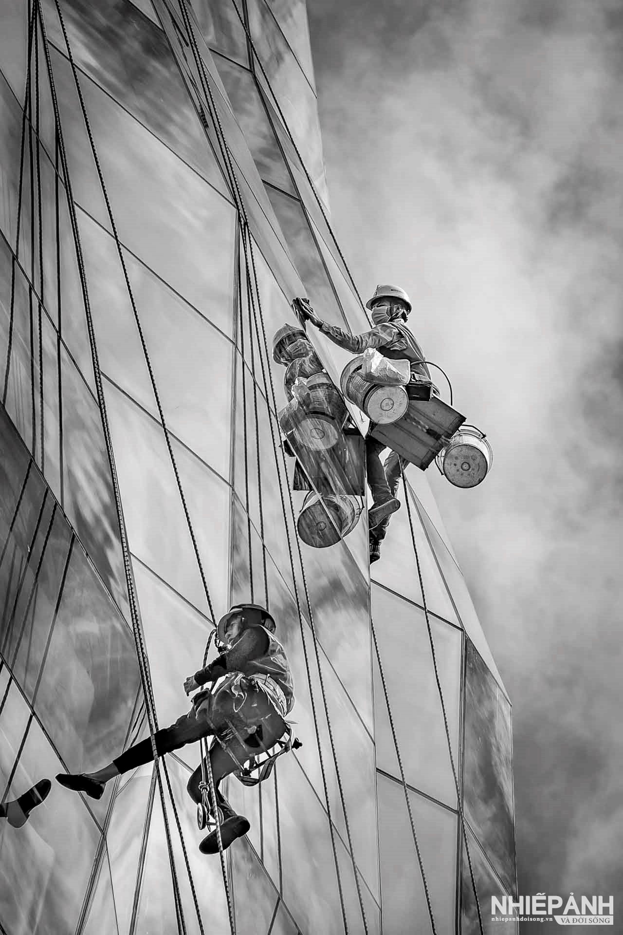 W_165-vn25-mono-acc-nguoi-nhen-do-thi-bich-hai-vietnam.jpg