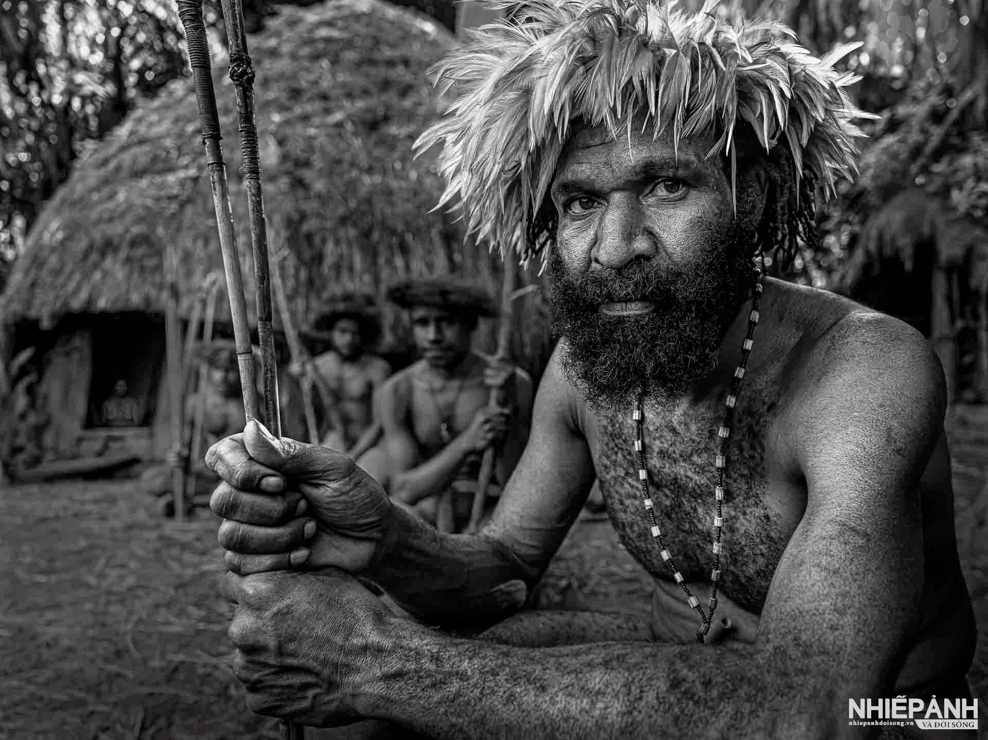 W_17-vn25-mono-acc-nhung-nguoi-con-cua-thung-lung-baliem-the-men-of-baliems-valley-papua-pham-dinh-thanh-vietnam.jpg