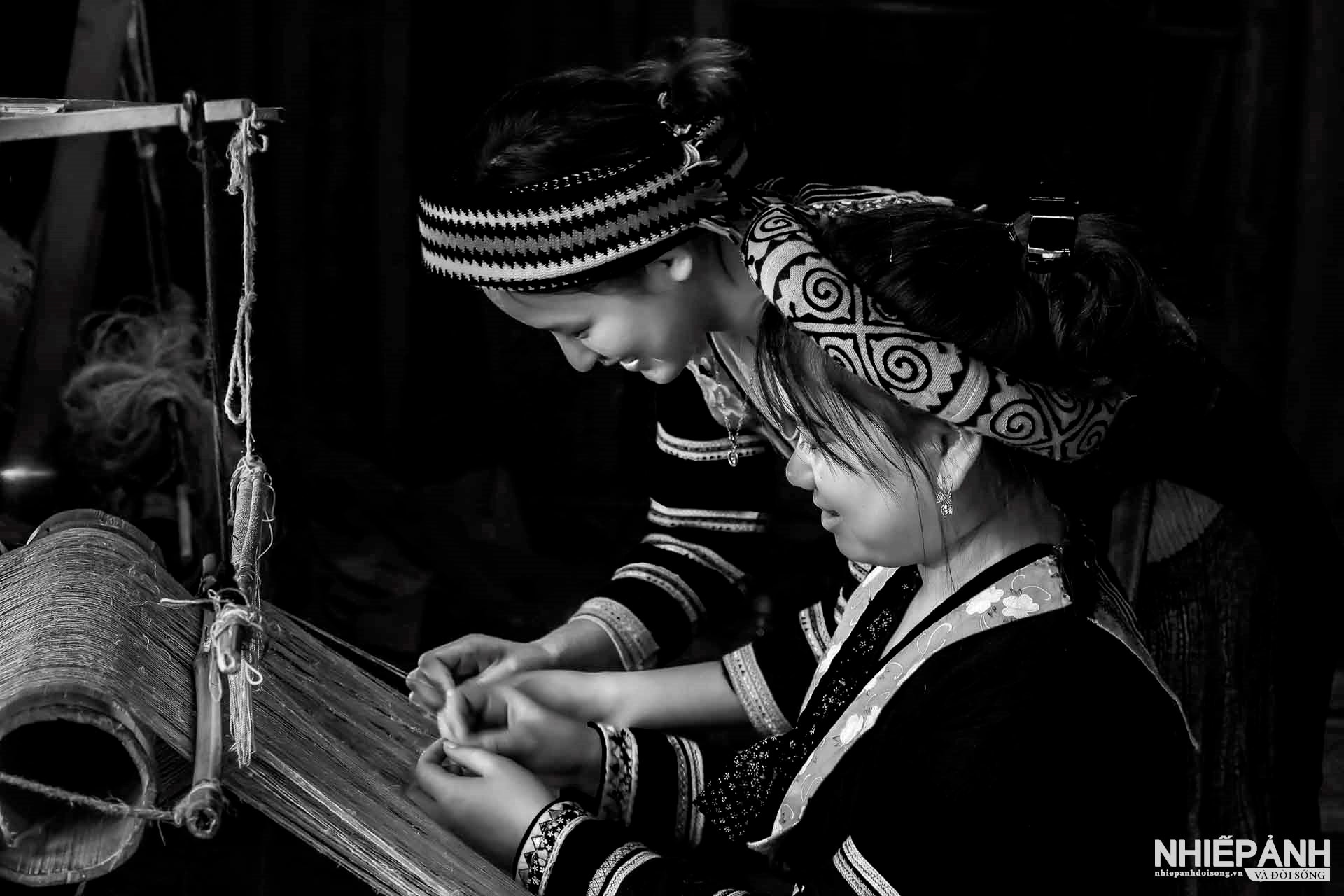 W_171-vn25-mono-acc-thieu-nu-det-vai-nguyen-thuy-nga-vietnam.jpg