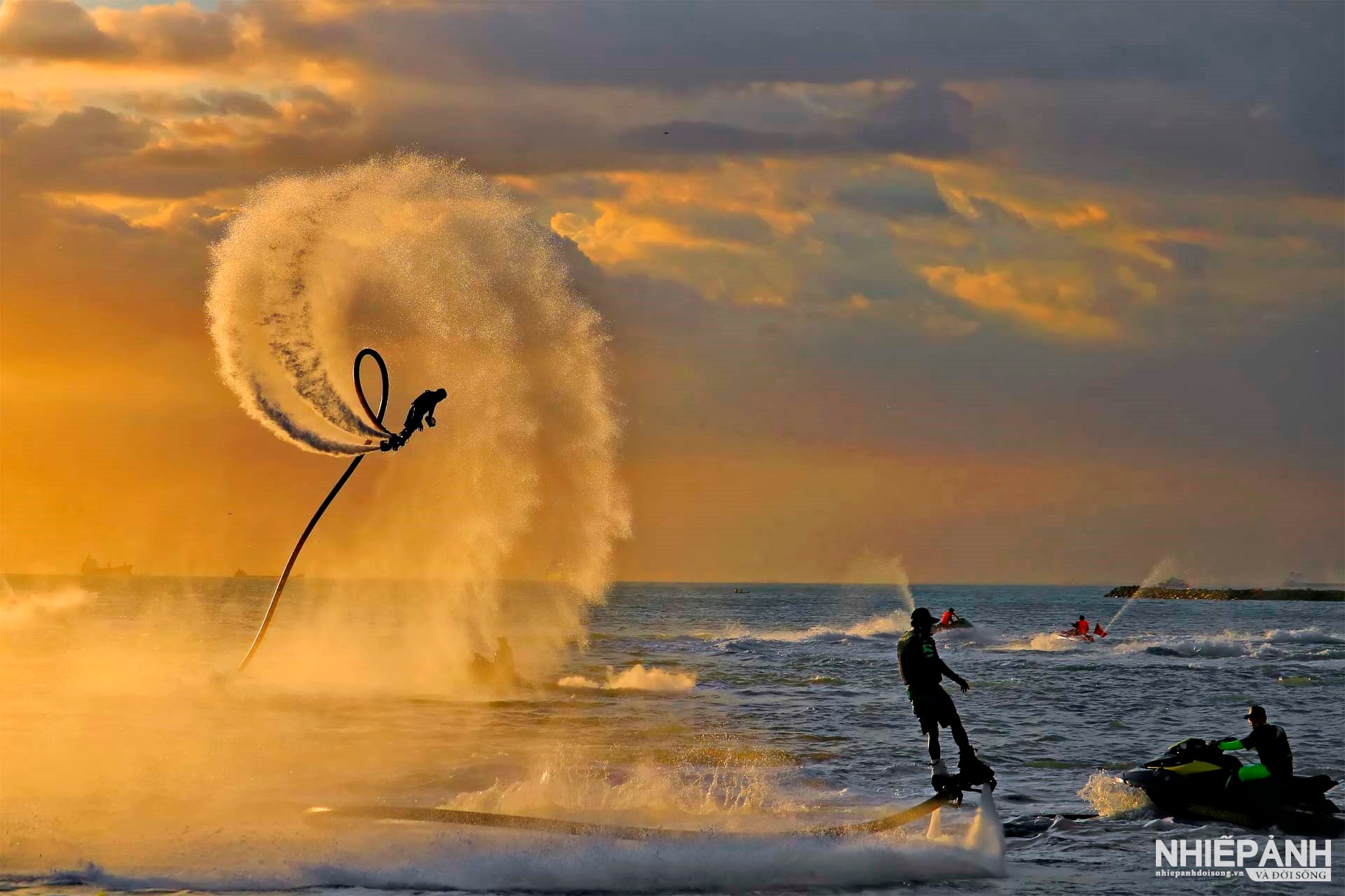 W_171-vn25-worldinfocus-acc-bieu-dien-flyboard-ta-thi-kim-thanh-vietnam.jpg