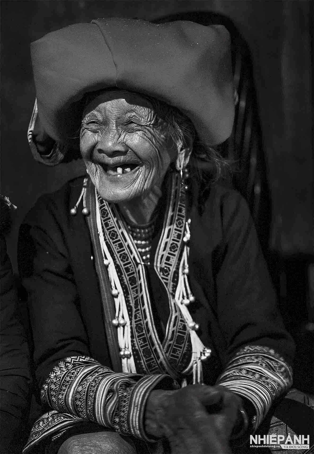 W_173-vn25-mono-acc-smile-hoang-thi-bich-hiep-vietnam.jpg