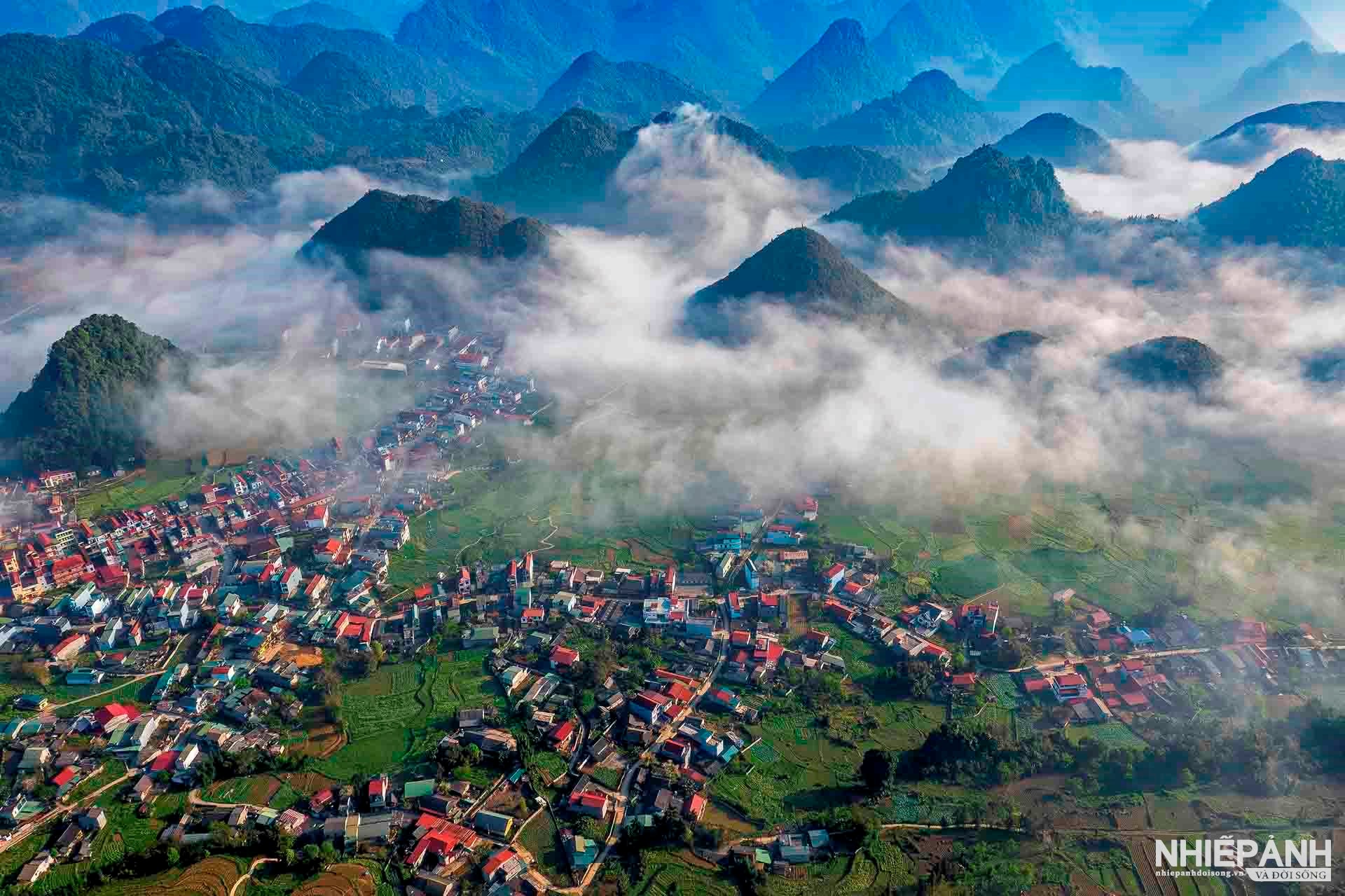W_179-vn25-worldinfocus-acc-quan-ba-heaven-gate-le-hoang-men-vietnam.jpg