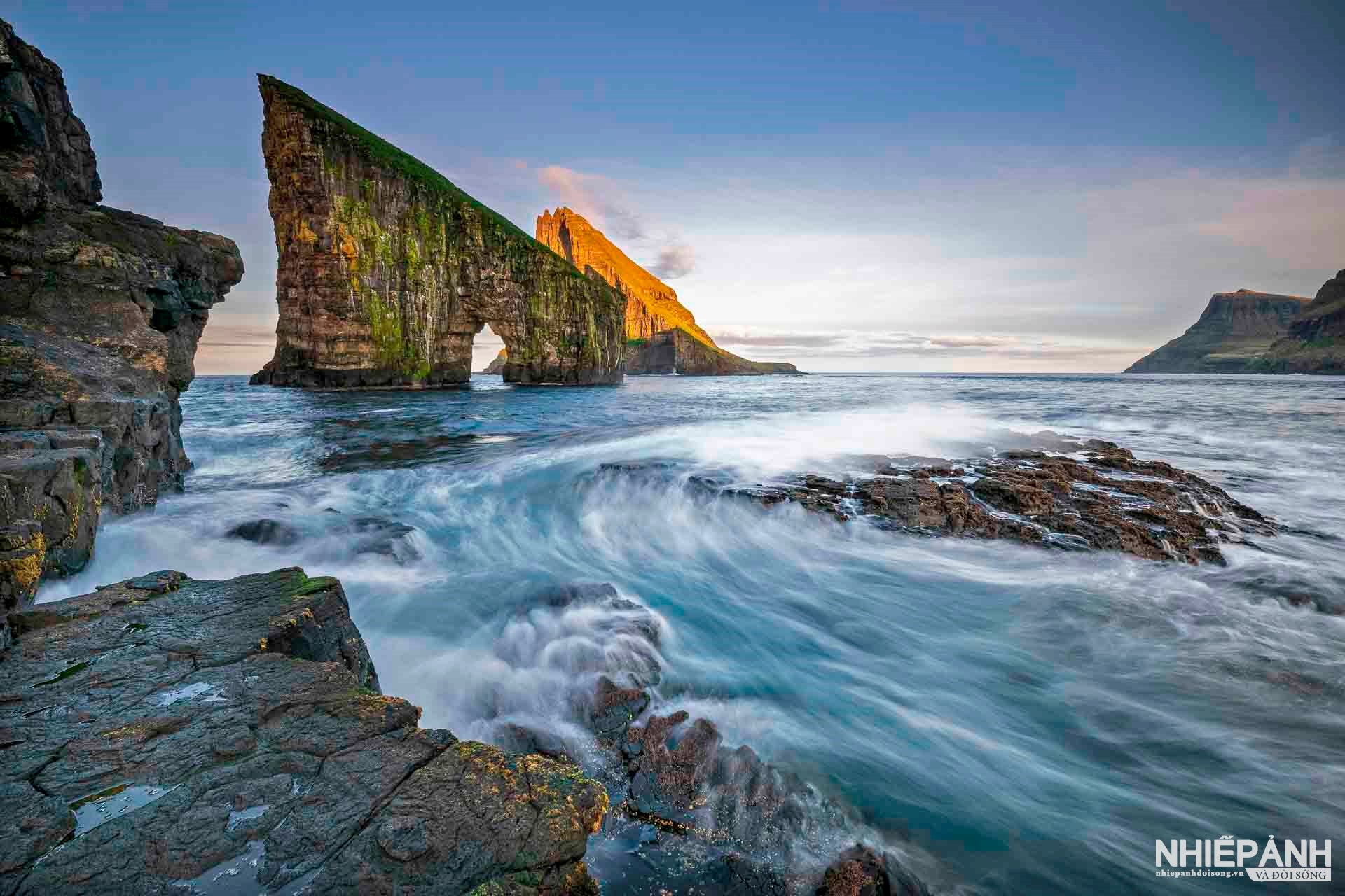 W_180-vn25-worldinfocus-acc-the-drangarnir-faroe-island-thieu-thi-my-chau-vietnam.jpg