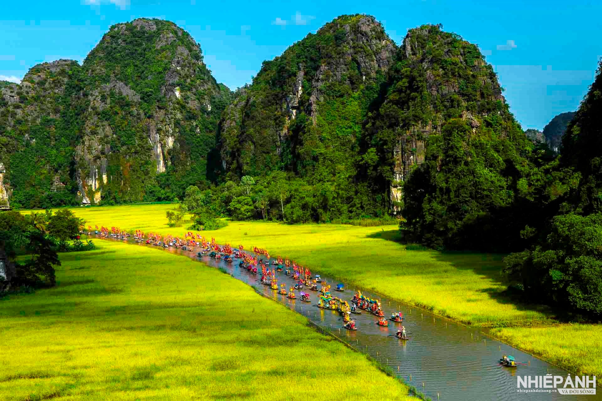 W_182-vn25-worldinfocus-acc-le-hoi-sac-mau-tam-coc-phung-trong-tue-vietnam.jpg