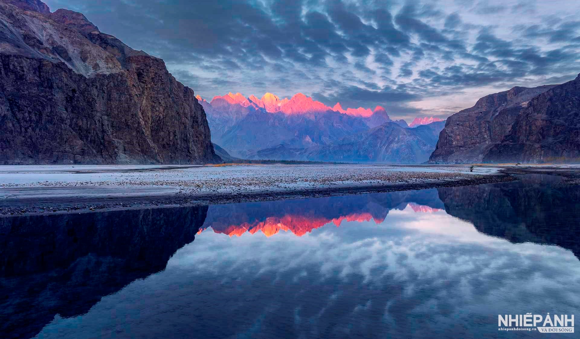 W_197-vn25-worldinfocus-acc-sunset-in-gilgit-pakistan-nguyen-tan-tuan-vietnam.jpg