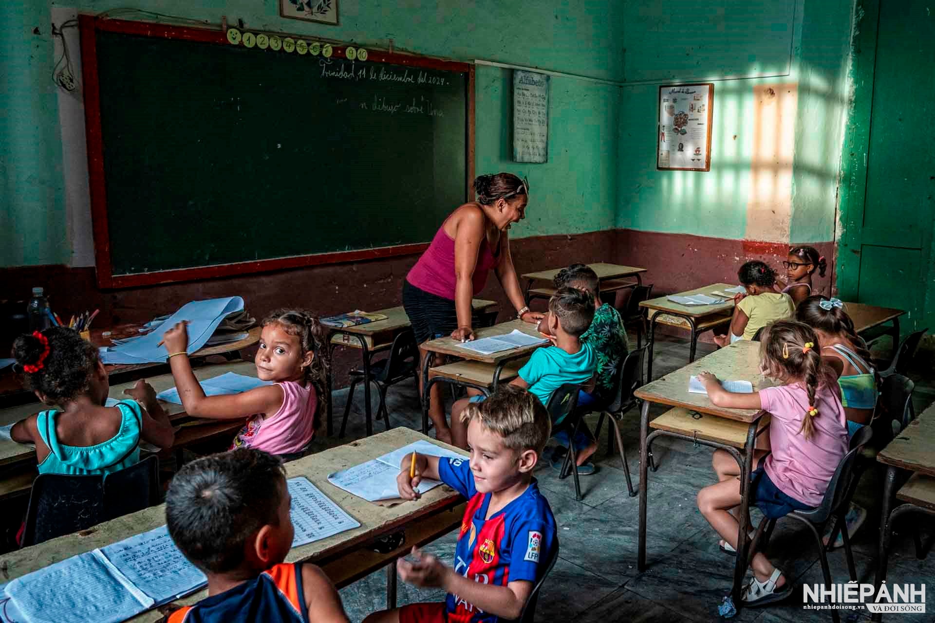 W_22-vn25-worldinfocus-acc-cuban-classroom-scene-nguyen-ngoc-van-vietnam.jpg