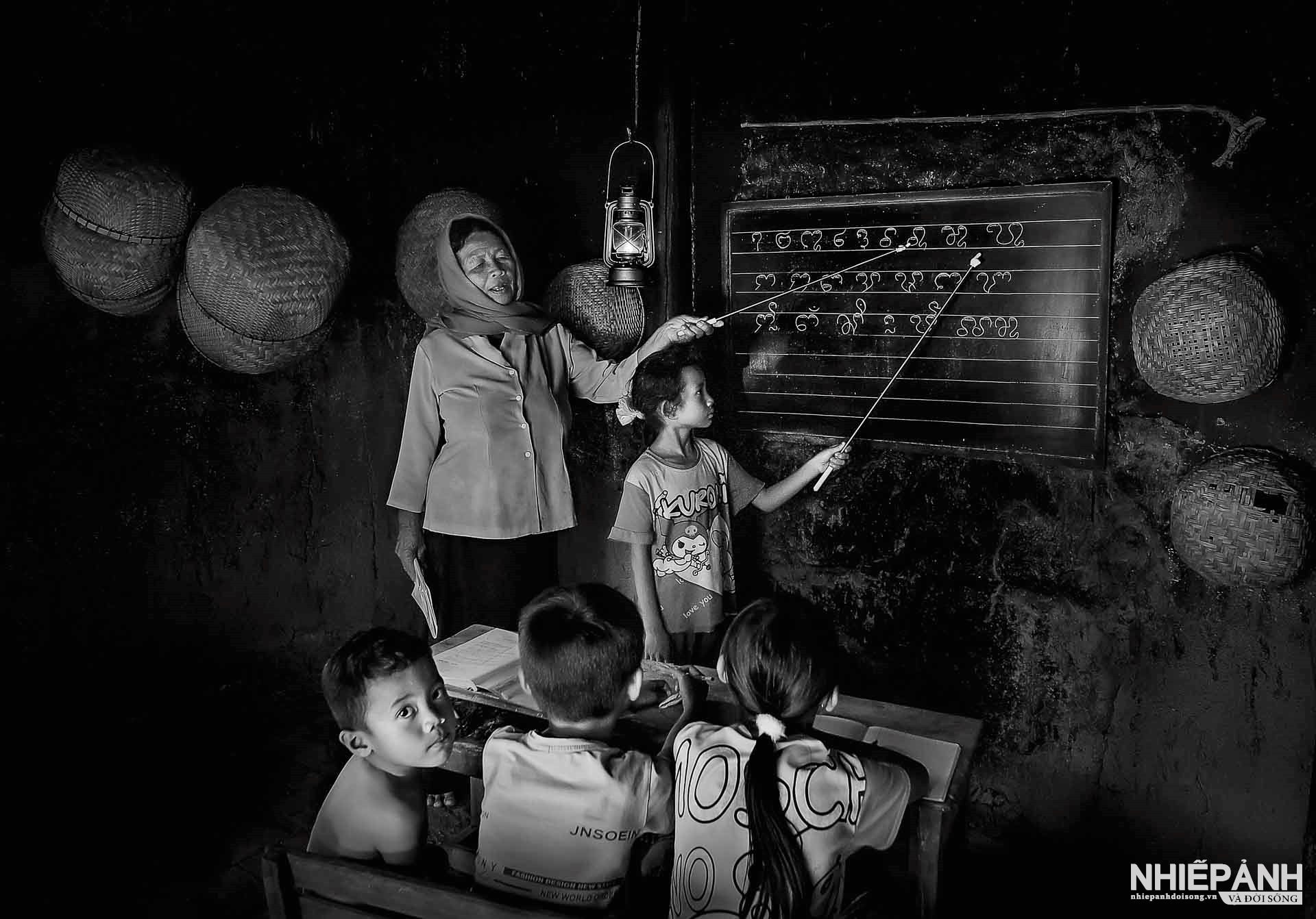 W_23-vn25-mono-acc-lop-hoc-mien-nui-phan-thi-thanh-nga-vietnam.jpg