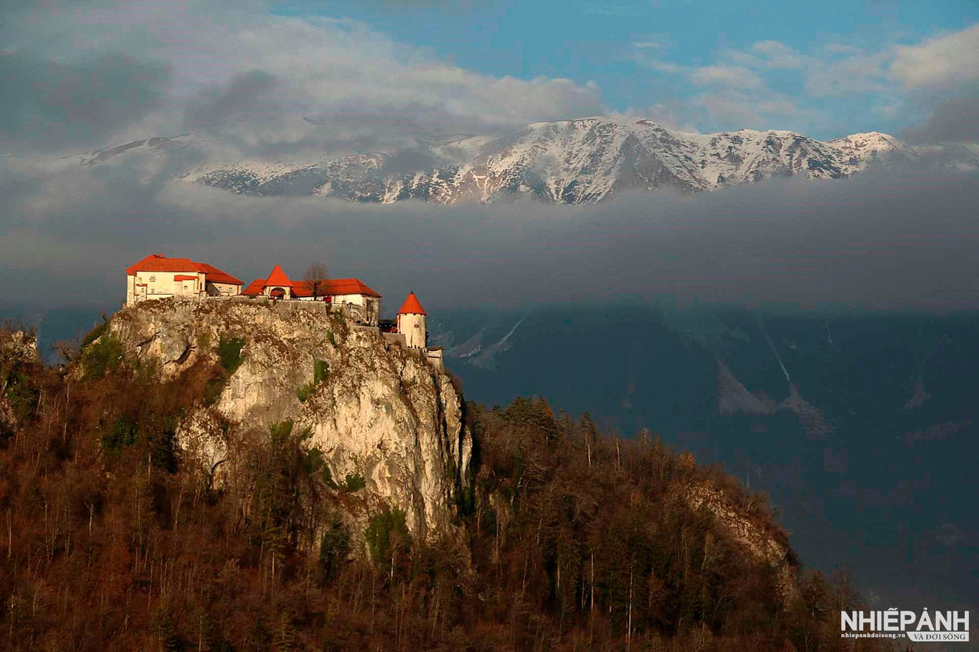 W_34-vn25-worldinfocus-acc-bled-castle-2-gottfried-catania-malta.jpg