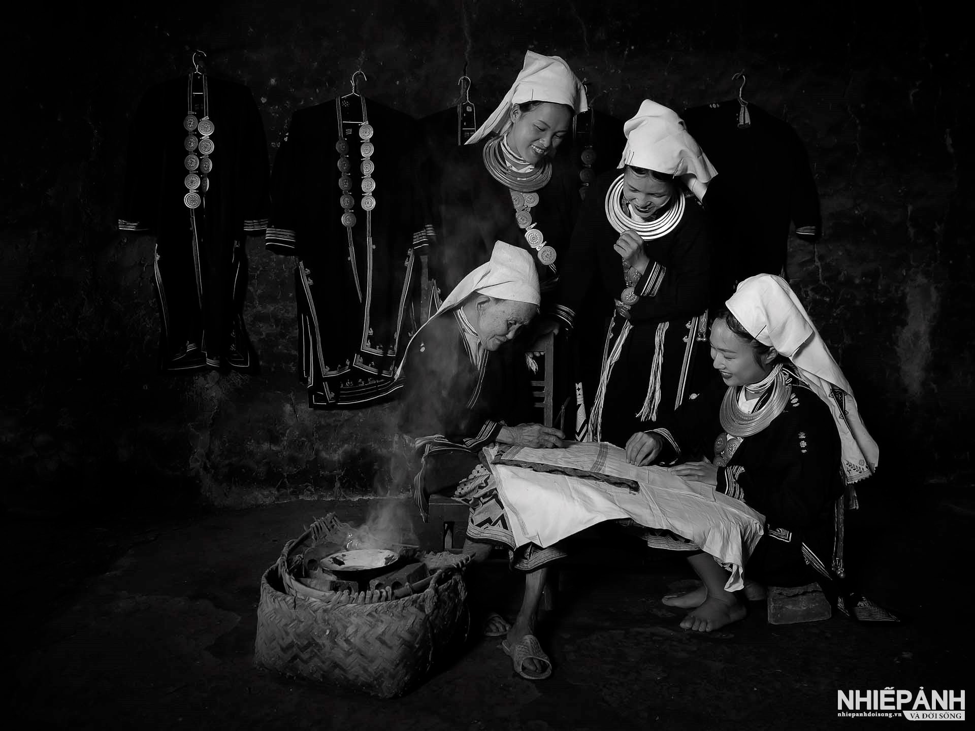 W_40-vn25-mono-acc-ve-sap-ong-tren-vai-nguyen-thi-van-vietnam.jpg