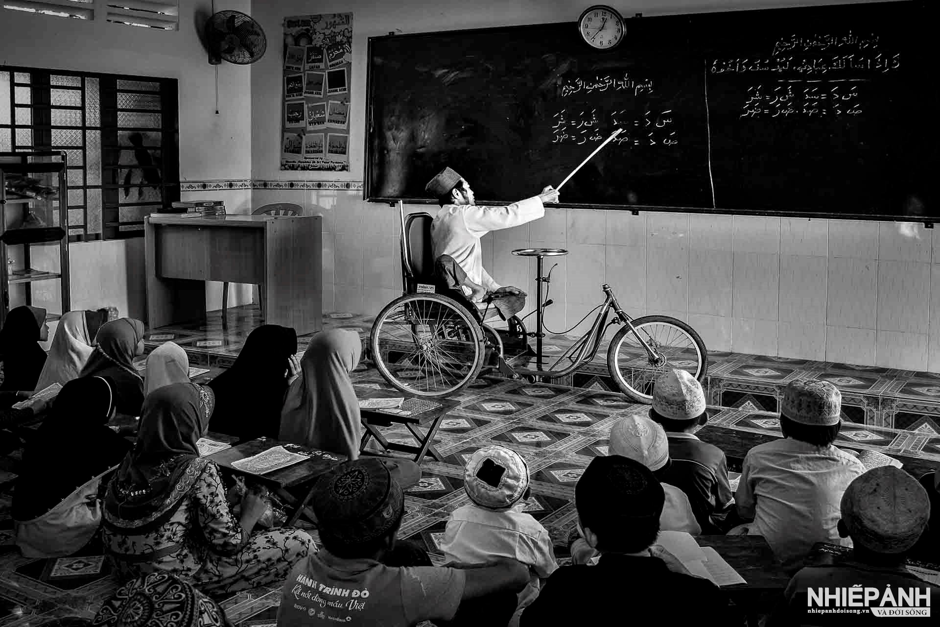 W_43-vn25-mono-acc-lop-hoc-cham-kieu-anh-dung-vietnam.jpg