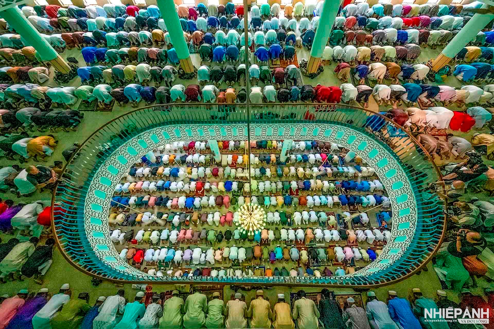 W_43-vn25-worldinfocus-acc-ramadan-time-in-holy-mosque-nguyen-huy-son-vietnam.jpg