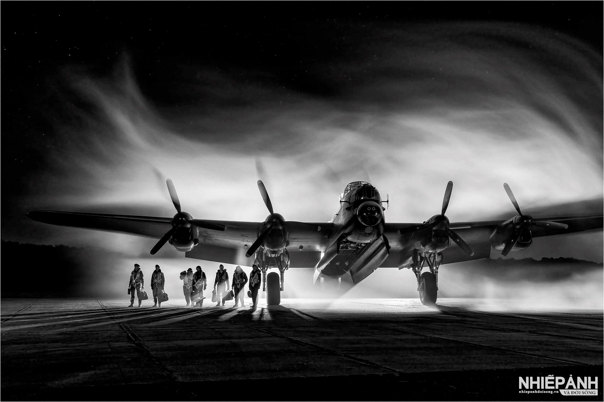 W_44-vn25-mono-acc-the-crew-returns-ann-healey-england.jpg