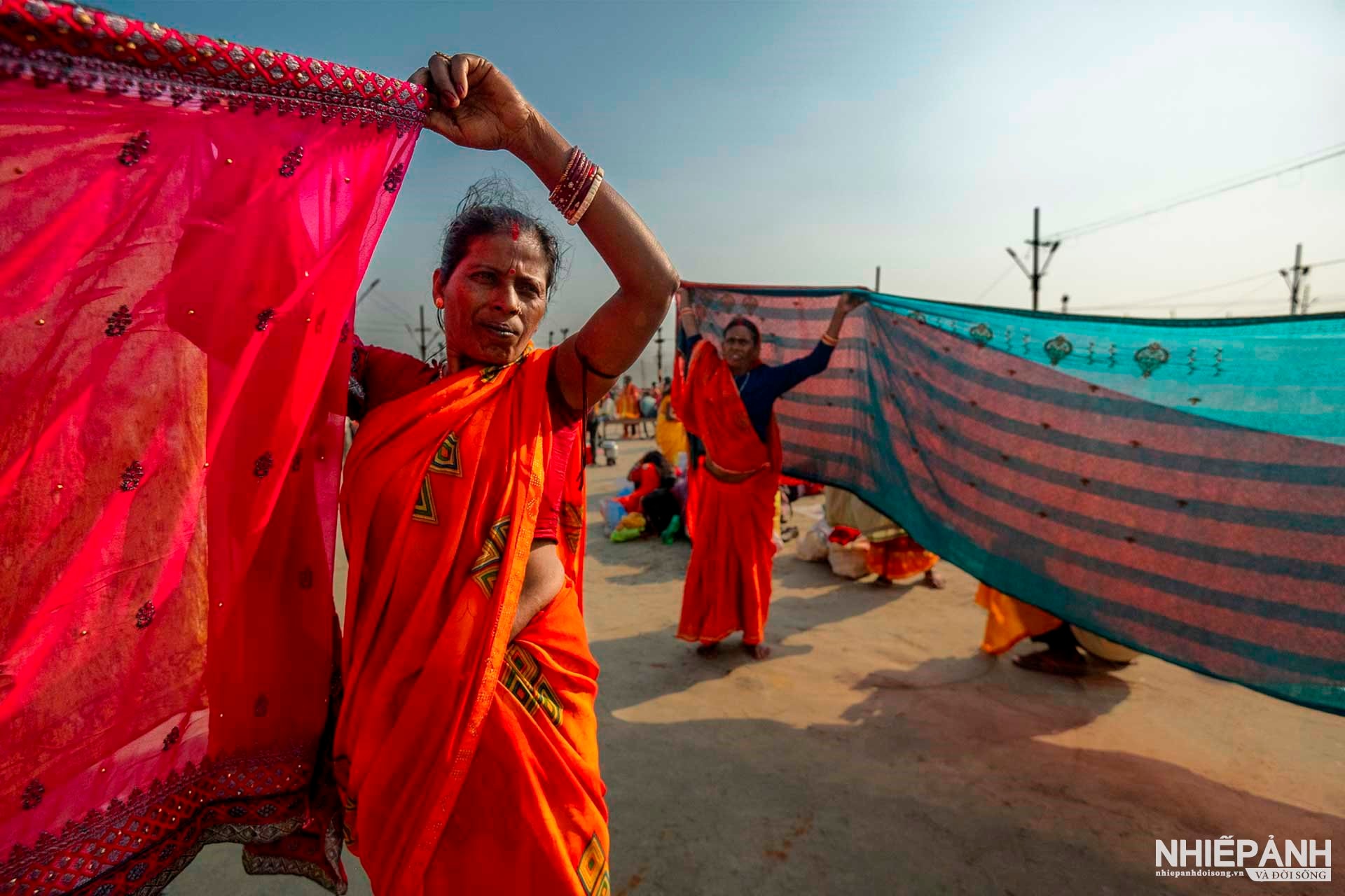 W_54-vn25-worldinfocus-acc-women-drying-sarees-after-bath-nguyen-ngoc-van-vietnam.jpg