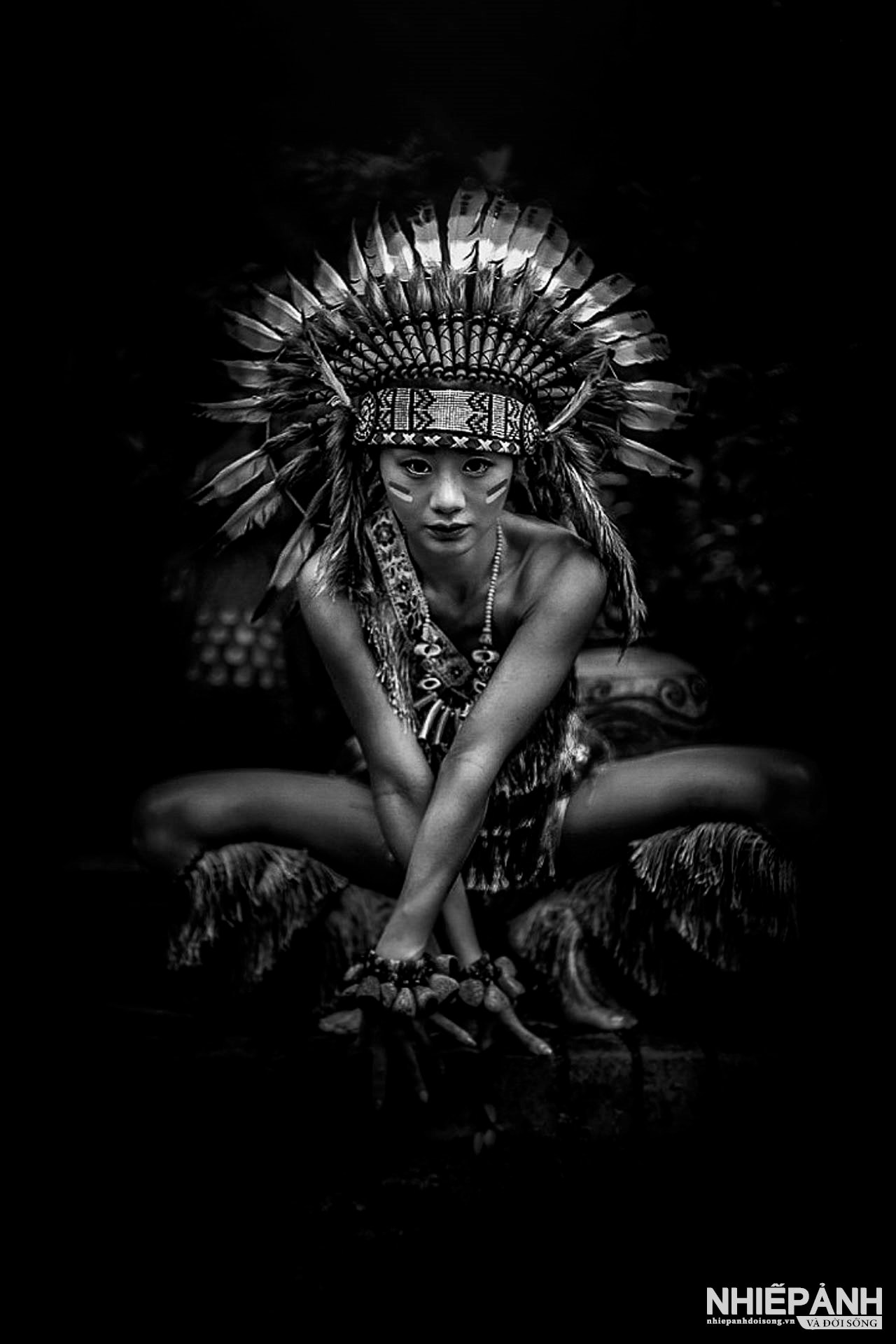W_61-vn25-mono-acc-sitting-chief-ken-ang-singapore.jpg
