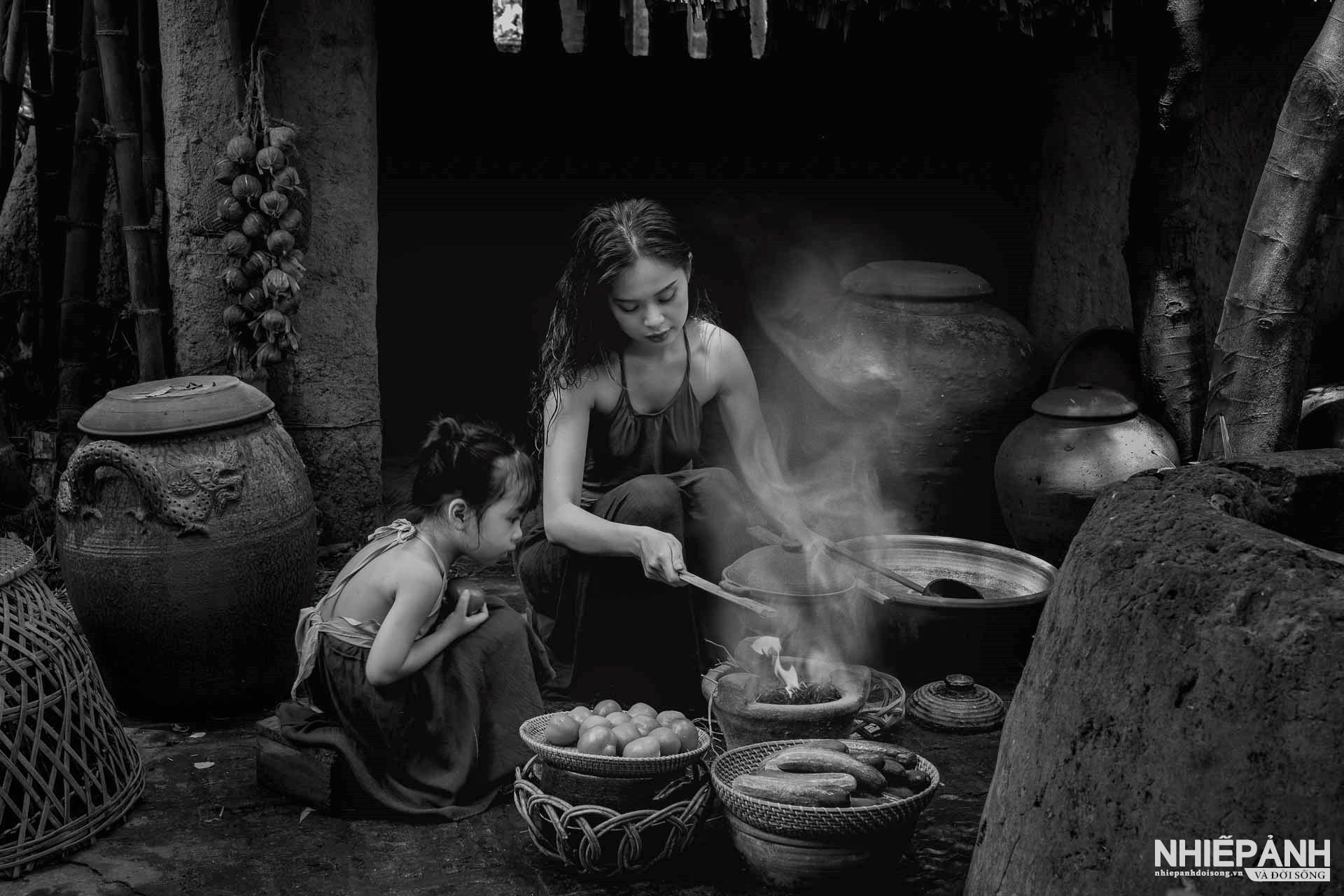 W_65-vn25-mono-acc-xem-me-nau-com-truong-quang-hai-vietnam.jpg