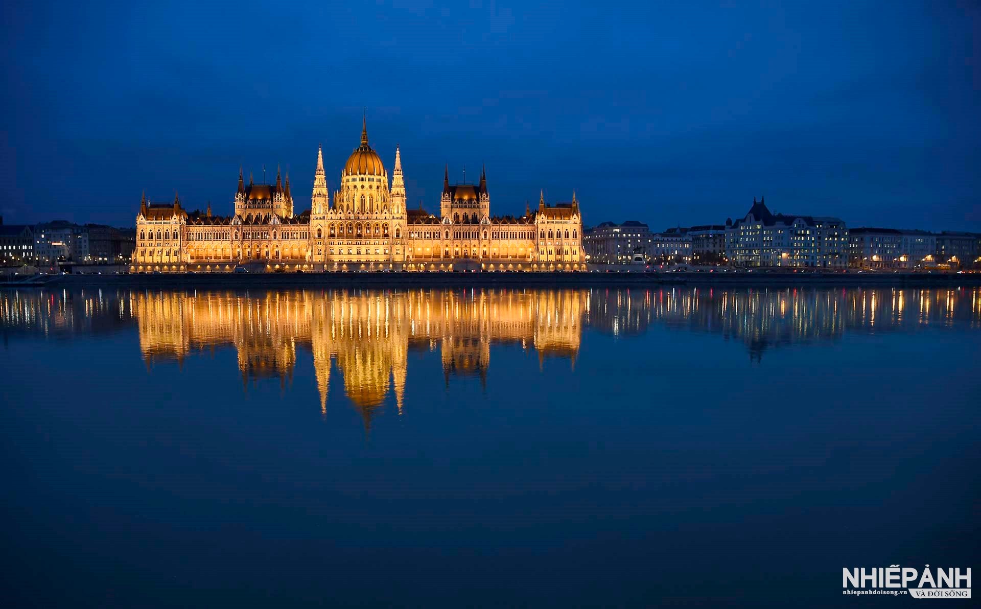 W_68-vn25-worldinfocus-acc-budapest-reflection-in-danube-kerekes-istvan-hungary.jpg