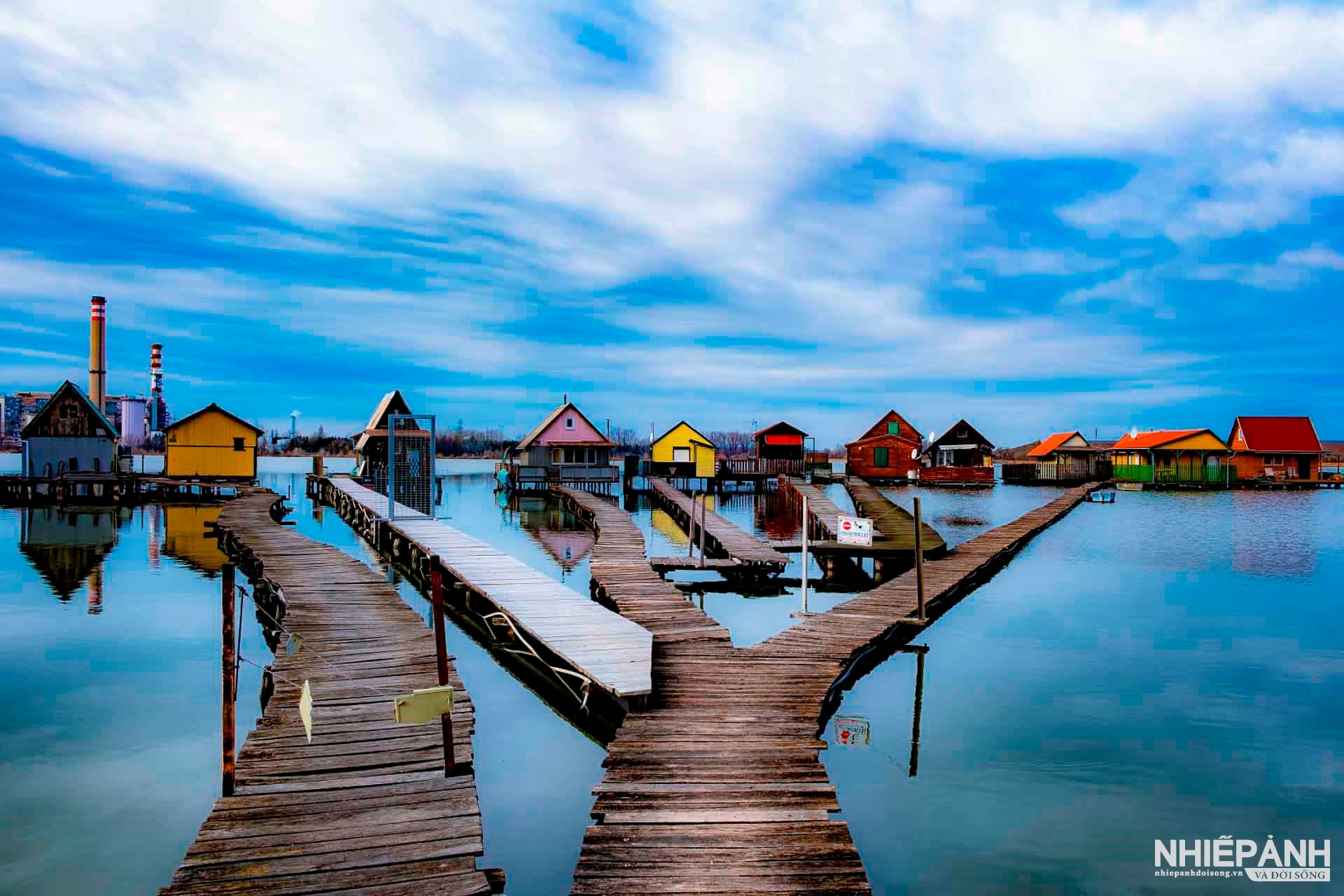 W_70-vn25-worldinfocus-acc-floating-village-bokod-istvan-kallai-hungary.jpg