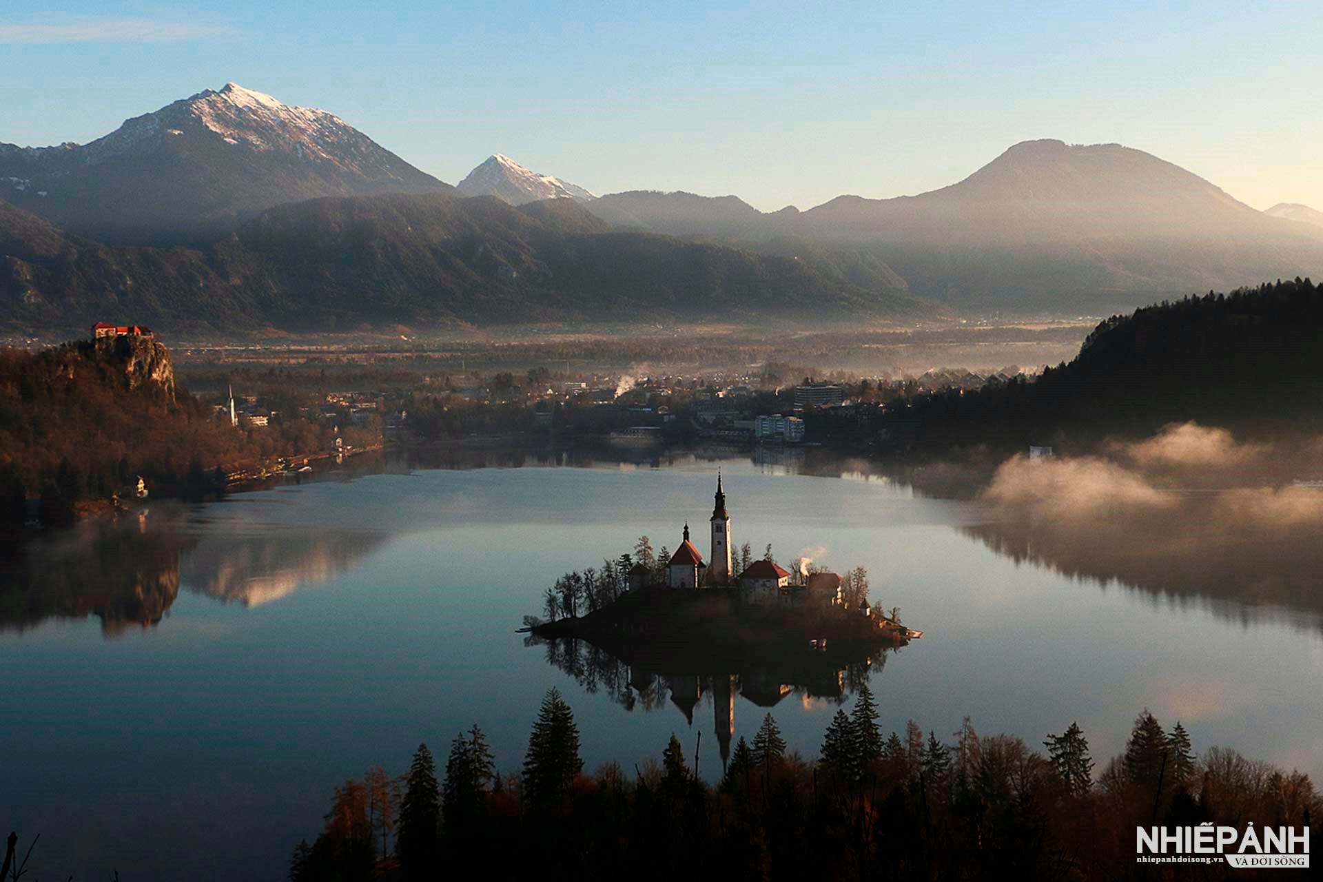 W_72-vn25-worldinfocus-acc-lake-bled-view-1-gottfried-catania-malta.jpg