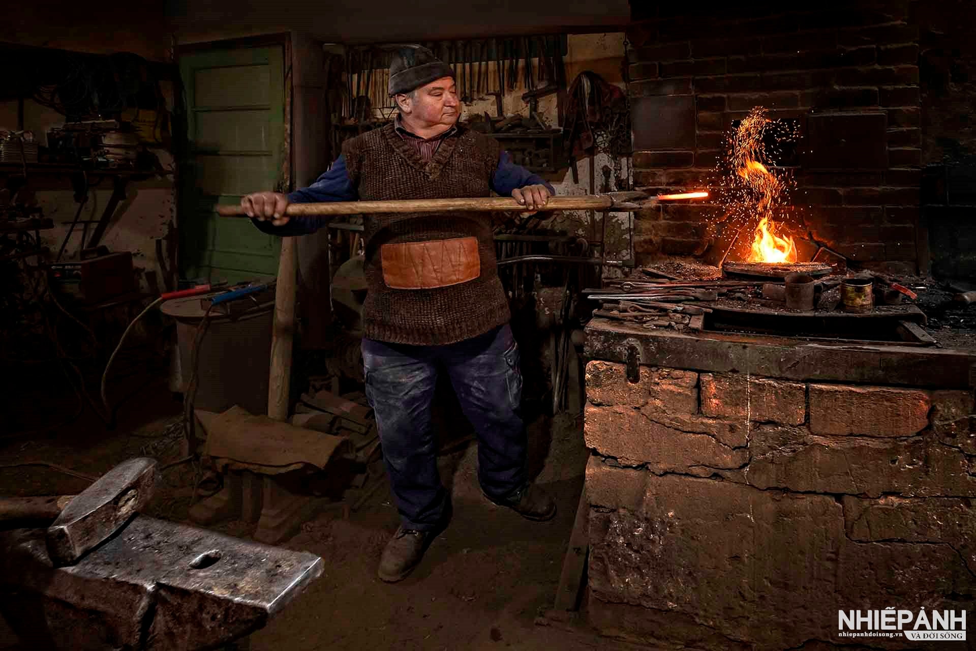 W_74-vn25-worldinfocus-acc-the-village-farrier-rucsandra-calin-romania.jpg