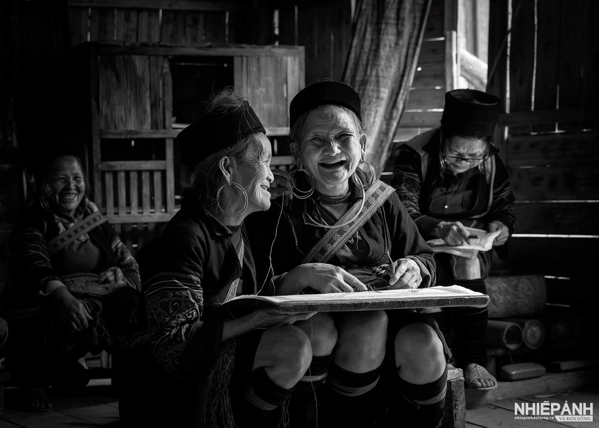 W_84-vn25-mono-acc-chuyen-vui-o-ban-tran-trung-hau-vietnam.jpg