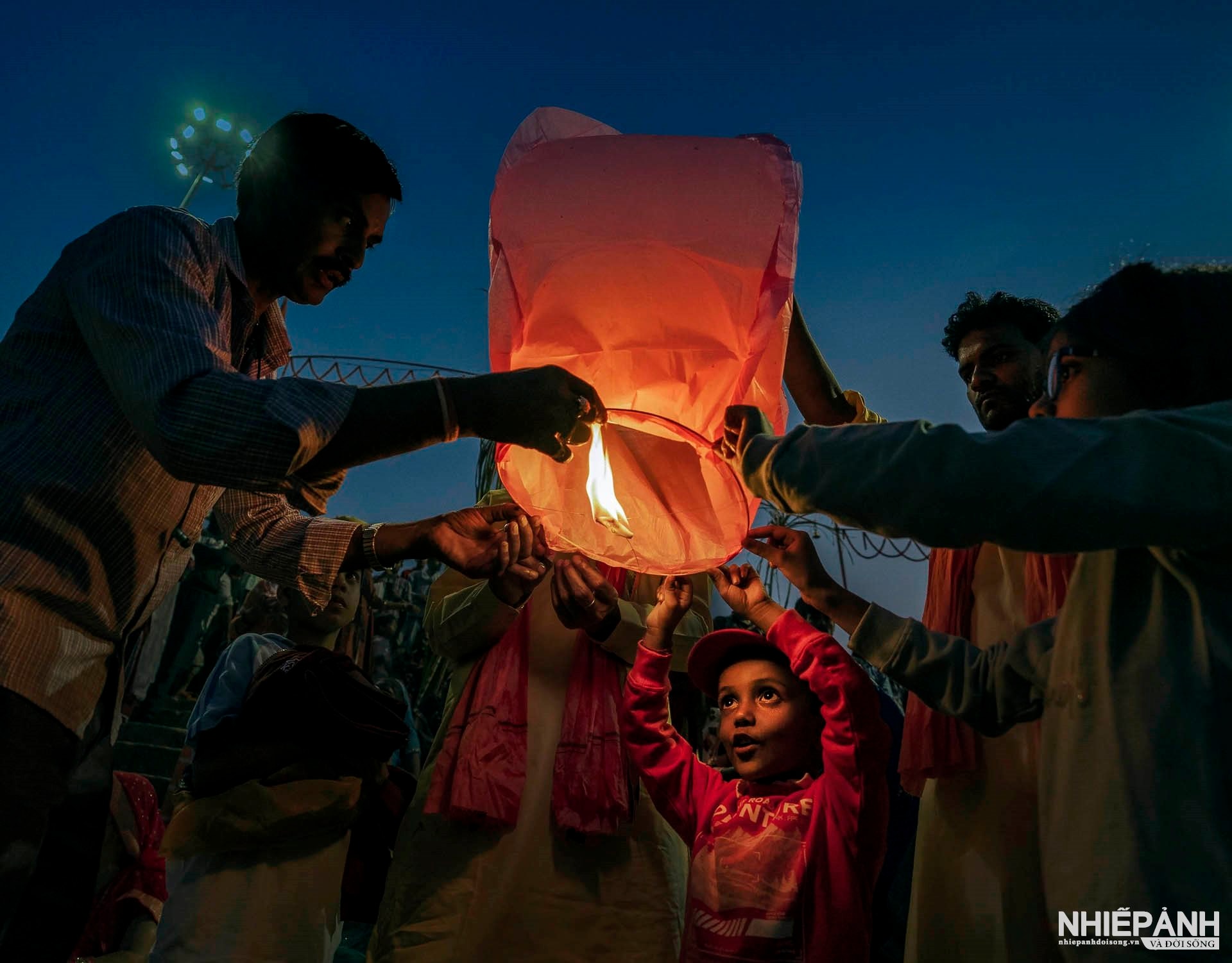 W_87-vn25-worldinfocus-acc-sky-lanterns-in-varanasi-nguyen-huu-thanh-hai-vietnam.jpg