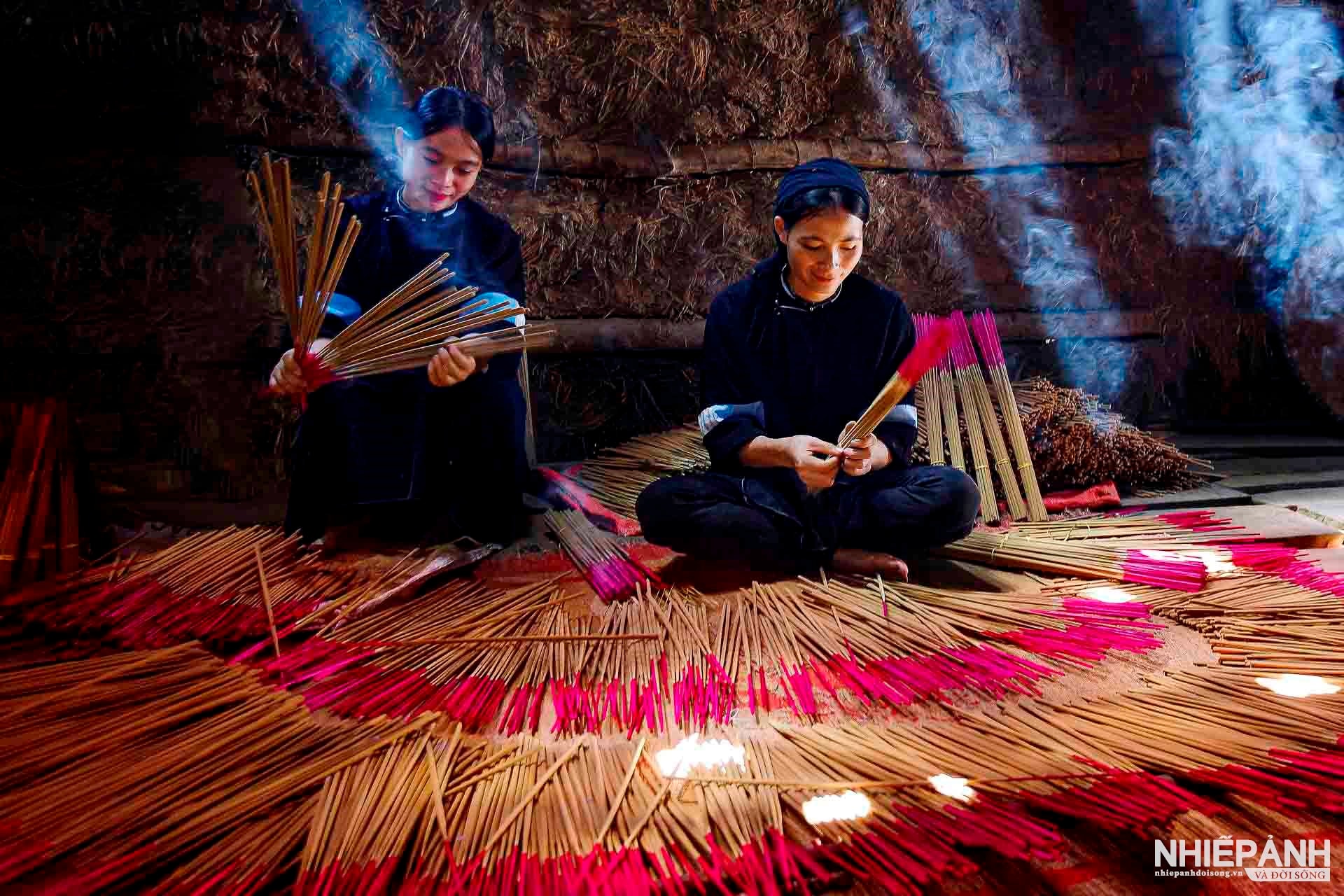 W_90-vn25-worldinfocus-acc-nghe-cua-ban-em-ngo-dinh-vietnam.jpg