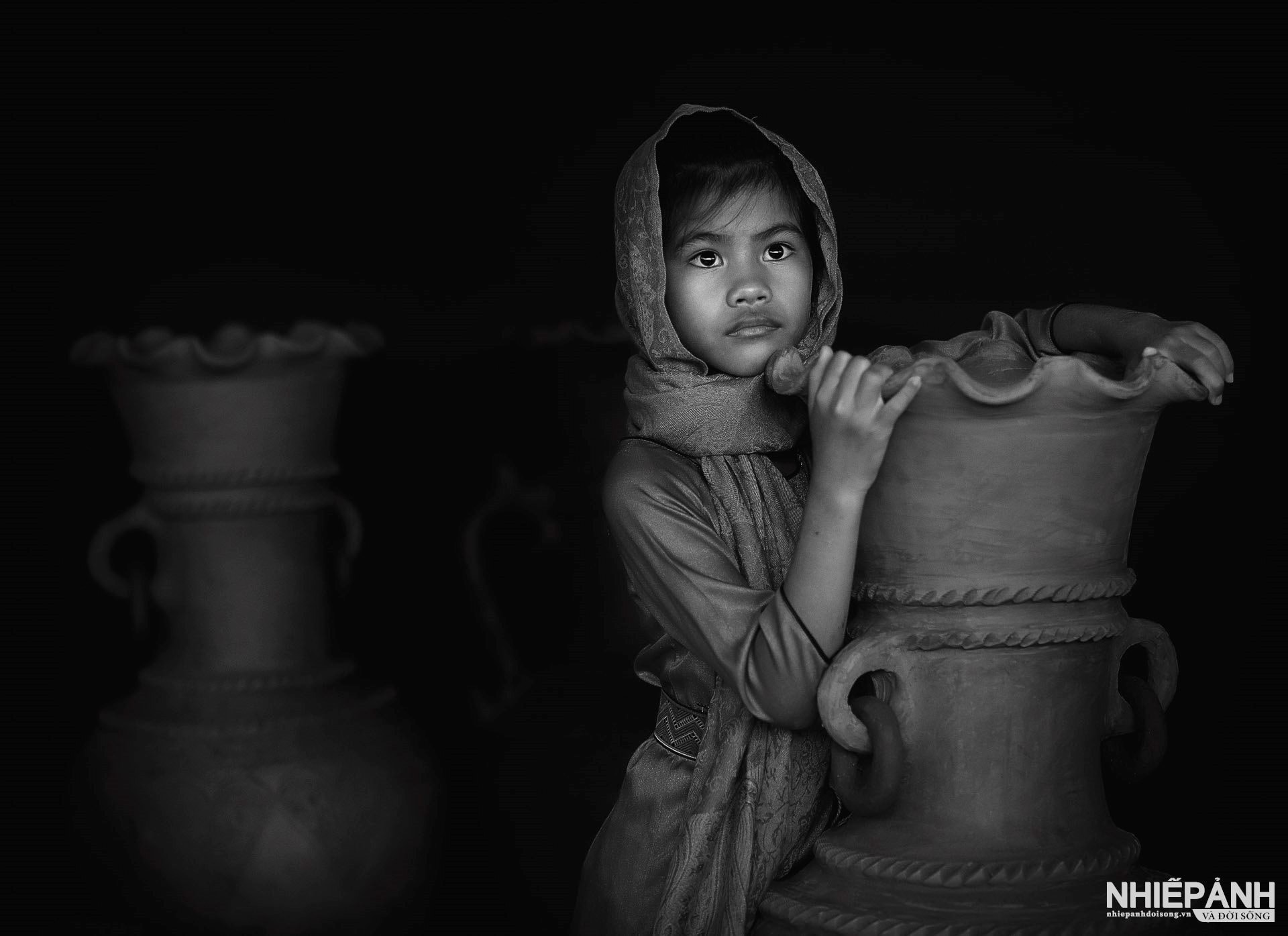 W_92-vn25-mono-acc-em-be-lang-nghe-tran-tan-nghinh-vietnam.jpg