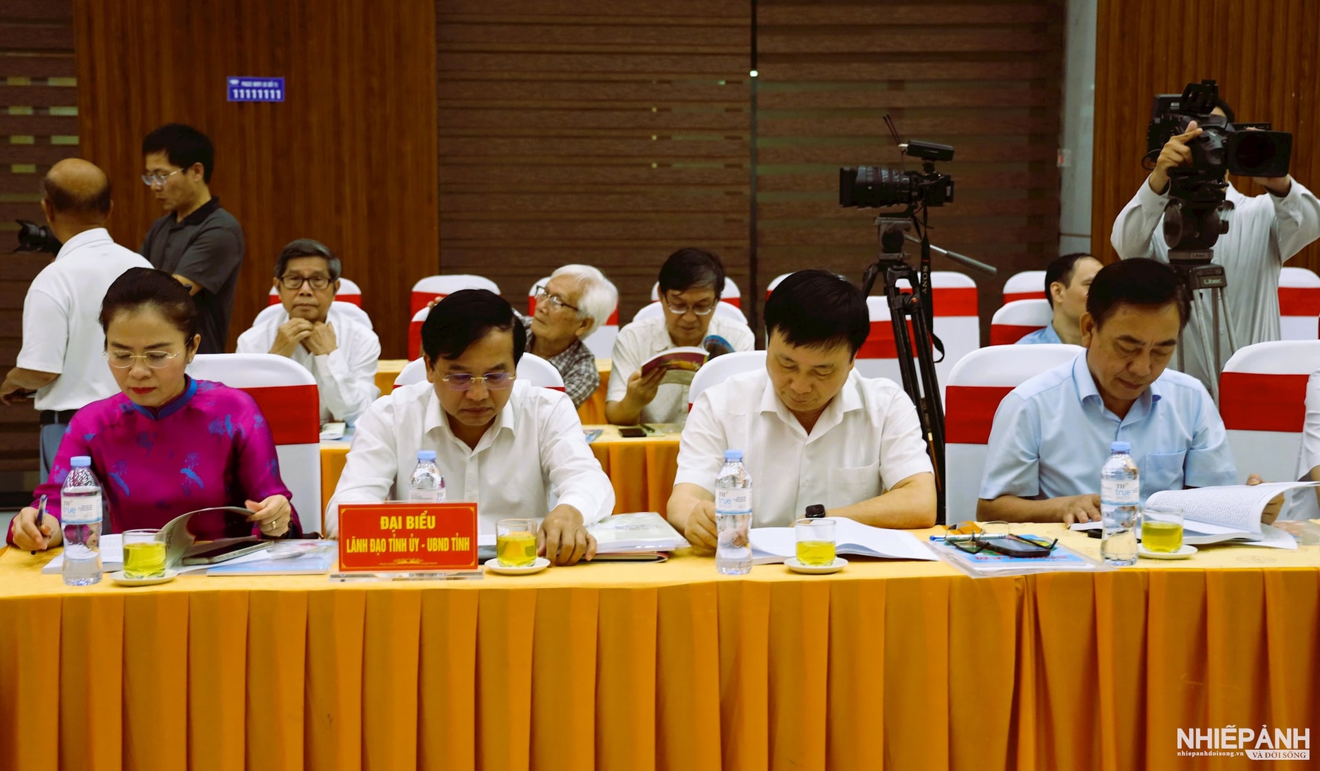W_cac-dong-chi-lanh-dao-tinh-tham-du-hoi-thao.(1).jpg