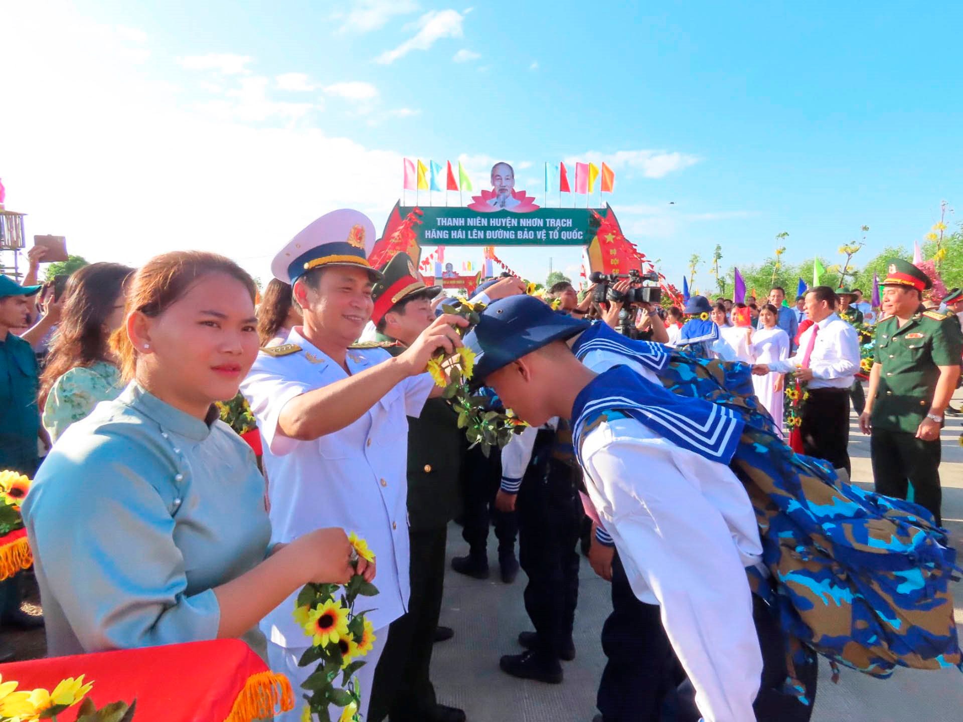 2.-thu-truong-bo-tu-lenh-vung-2-tang-hoa-cho-cho-chien-si-moi-nhap-ngu.jpg