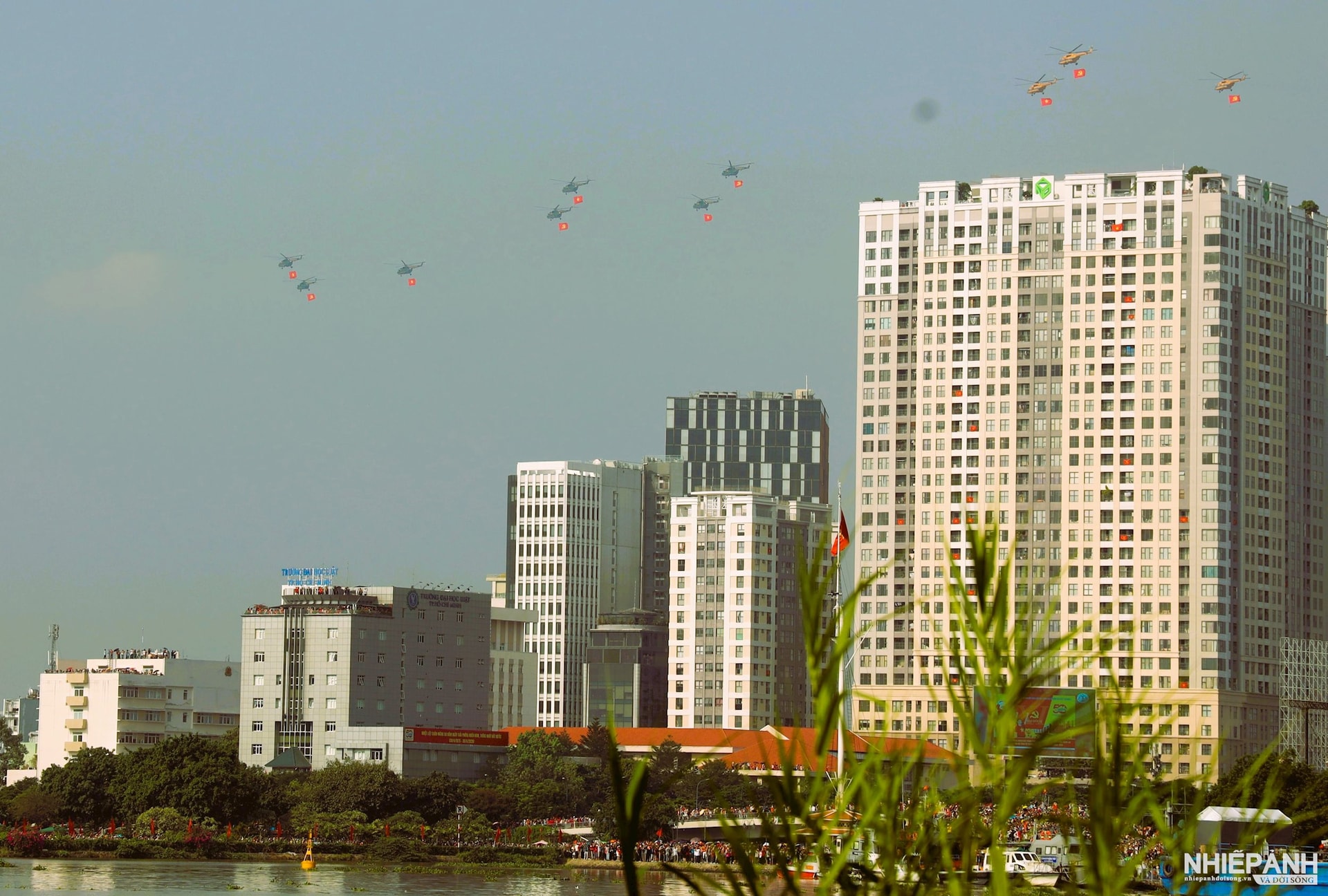 W_a.10-truc-thang-quan-su-mi-171-mi-17-mi-8-mang-theo-co-bua-liem-va-co-do-sao-vang-bay-phap-phoi..jpg