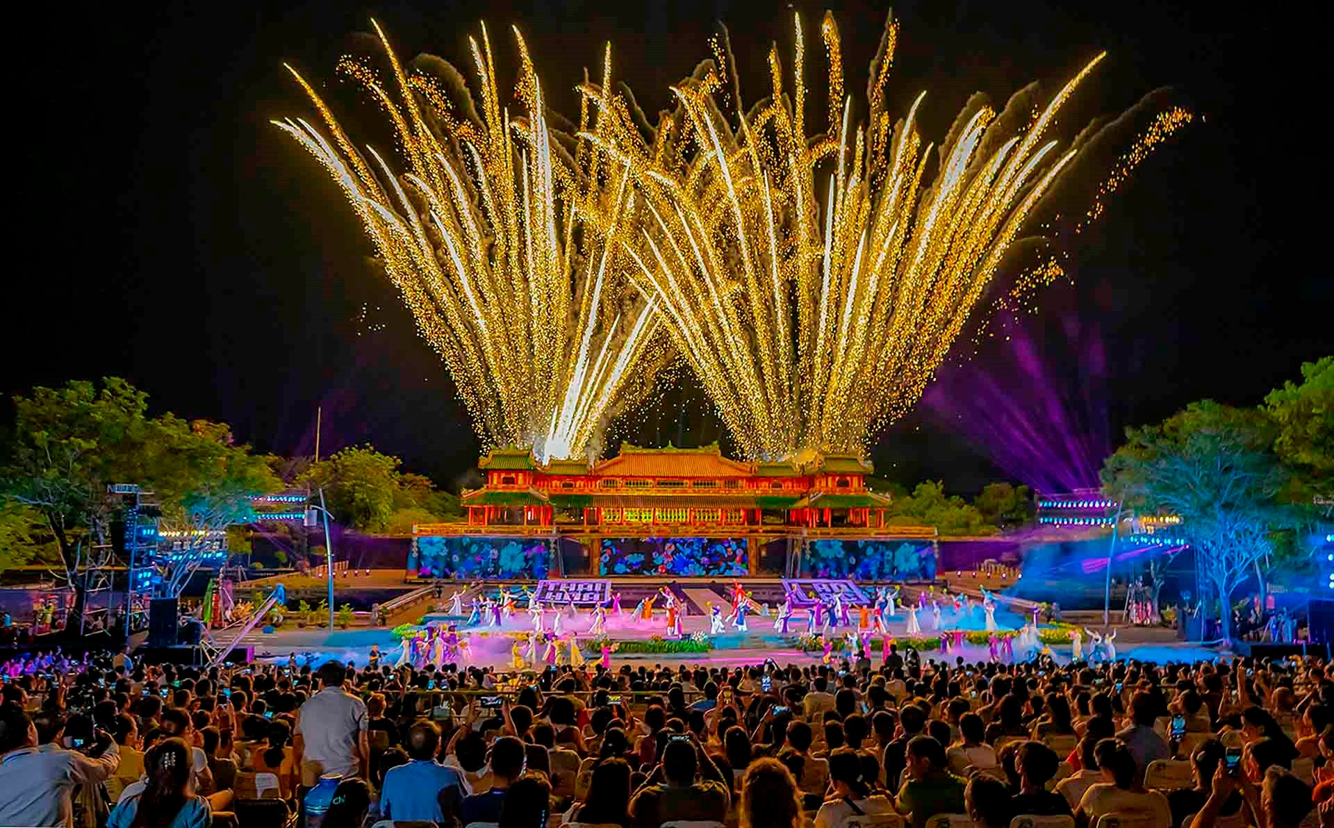 le-dinh-hoang-khoanh-khac-phao-hoa-man-khai-mac-festival-hue-5057-6345.jpeg(1).jpg