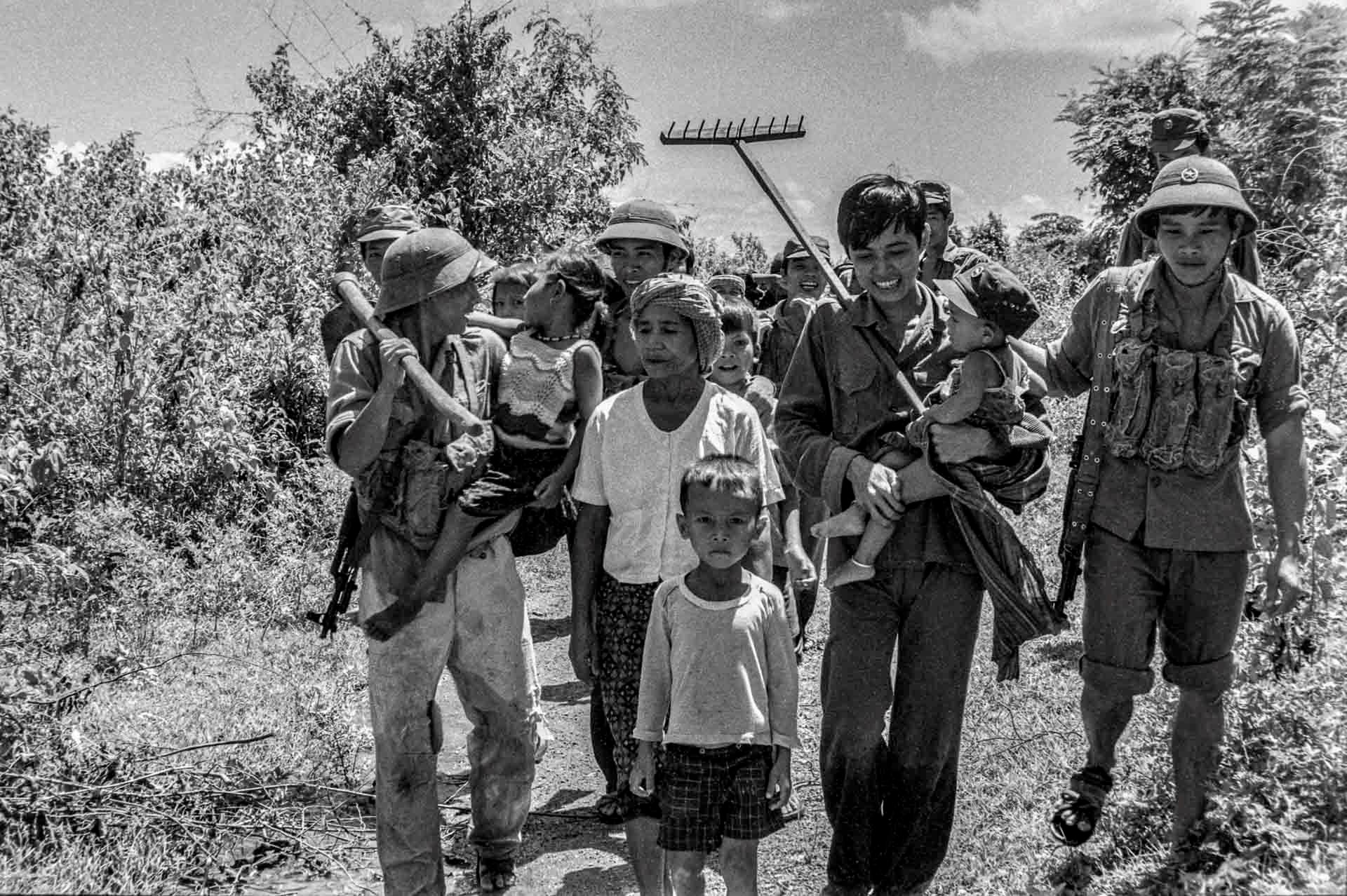 van-ngoc-nhuan-bo-doi-viet-nam-cuu-giup-ba-con-campong-chnang-campuchia-ve-que-657-2025.jpeg(1).jpg