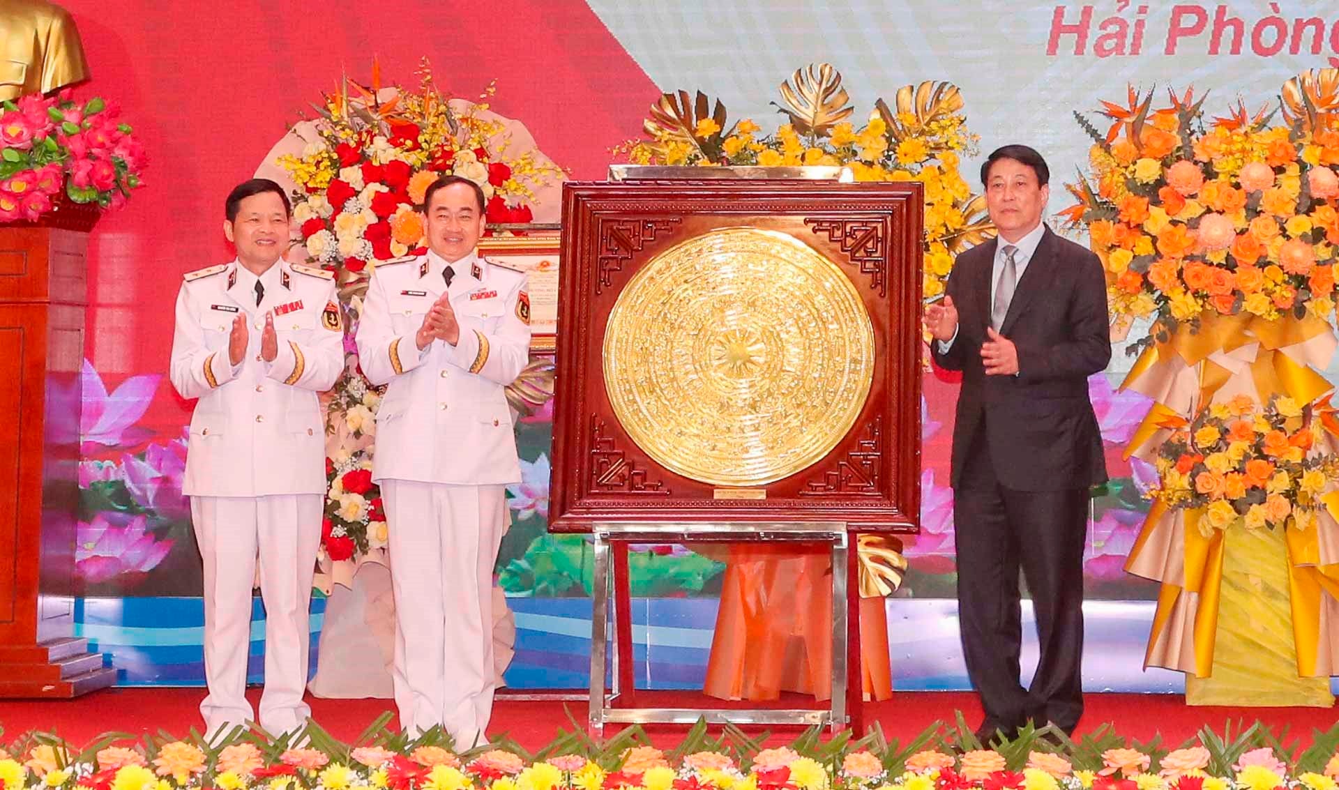 chu-tich-nuoc-luong-cuong-tang-quan-chung-hai-quan-qua-luu-niem-nhan-ky-niem-70-nam-thanh-lap11.jpg