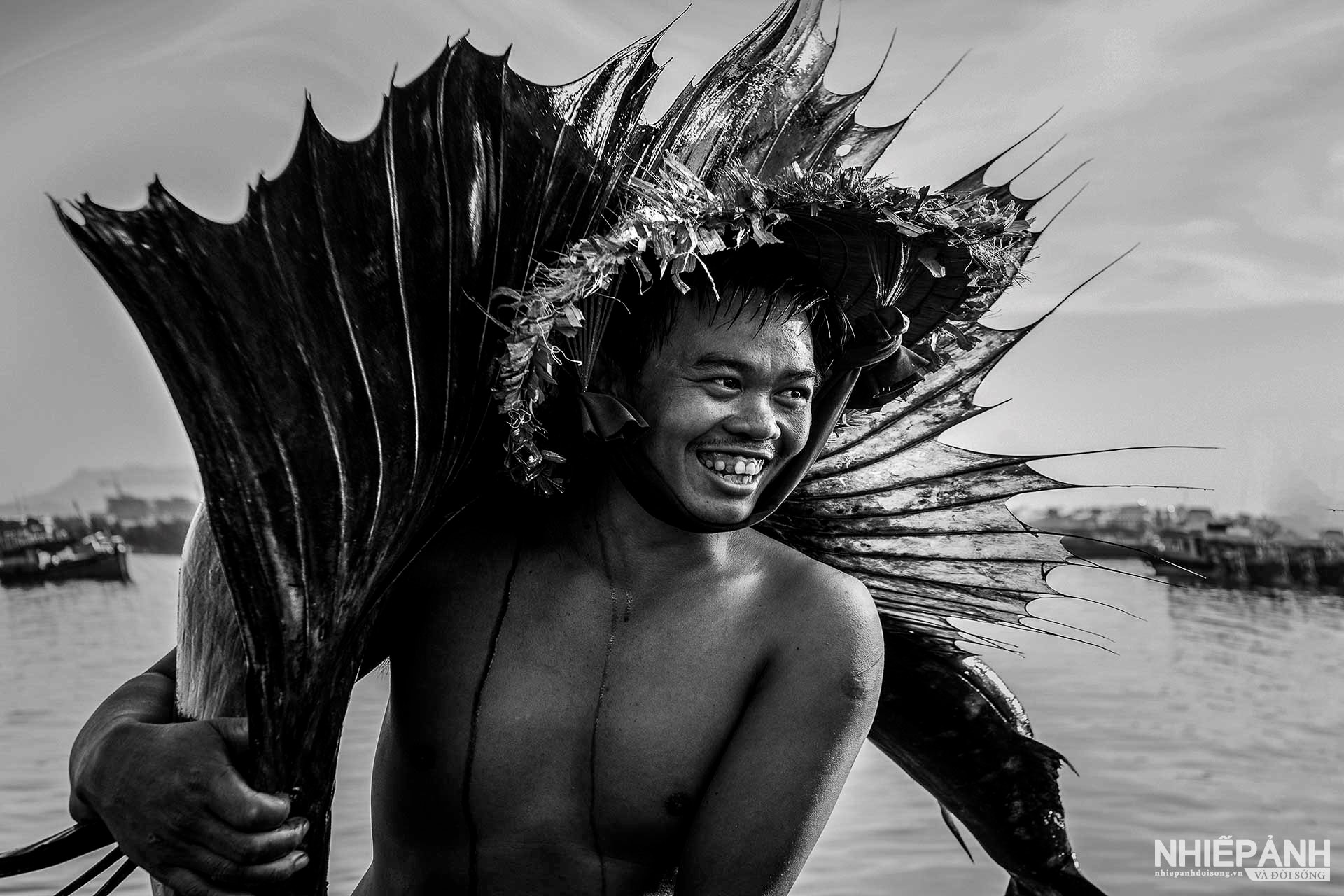 W_100-vn25-portrait-acc-trai-lang-bien-luu-trong-thang-vietnam.jpg