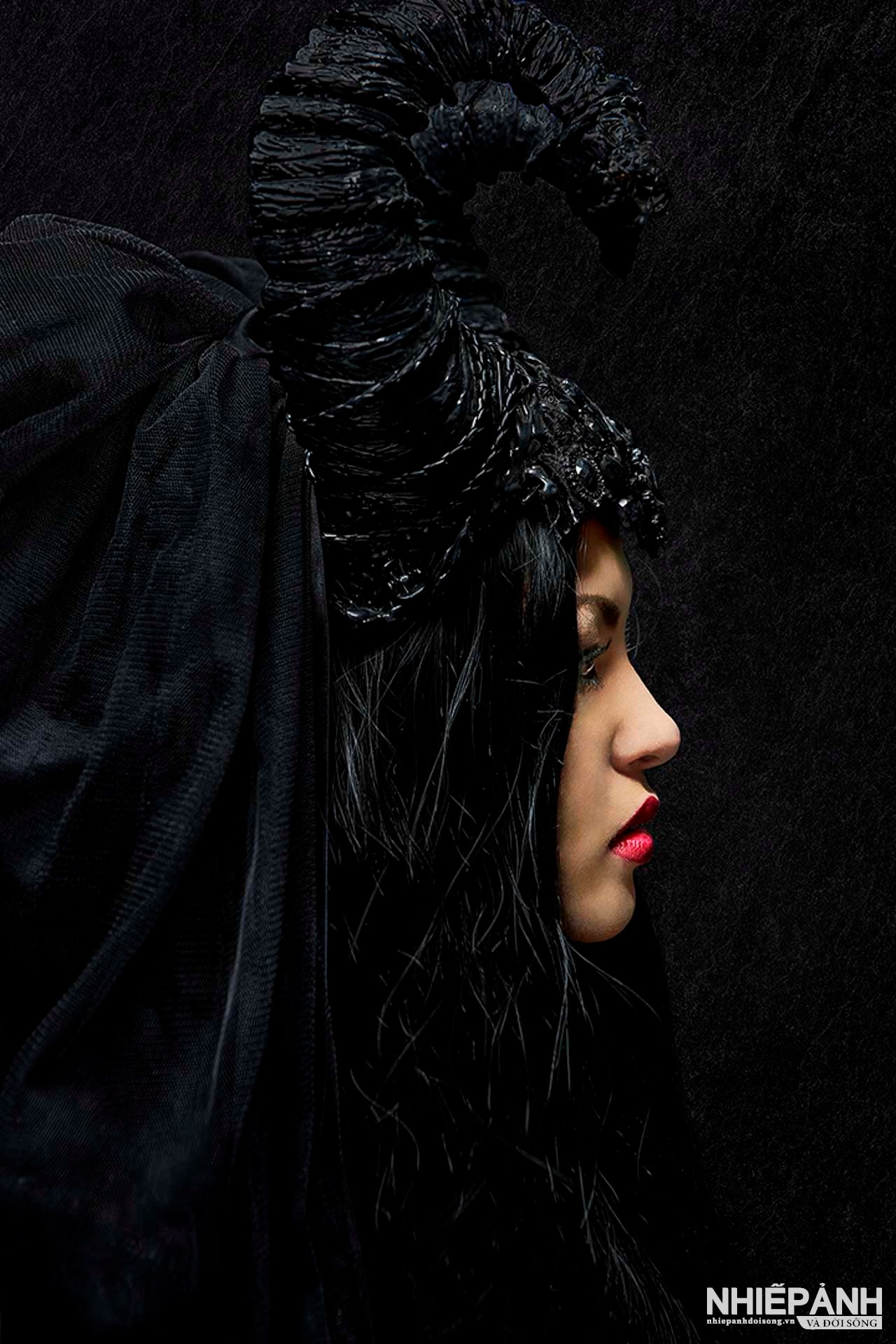 W_105-vn25-portrait-acc-beauty-in-black-1-manfred-kluger-germany.jpg