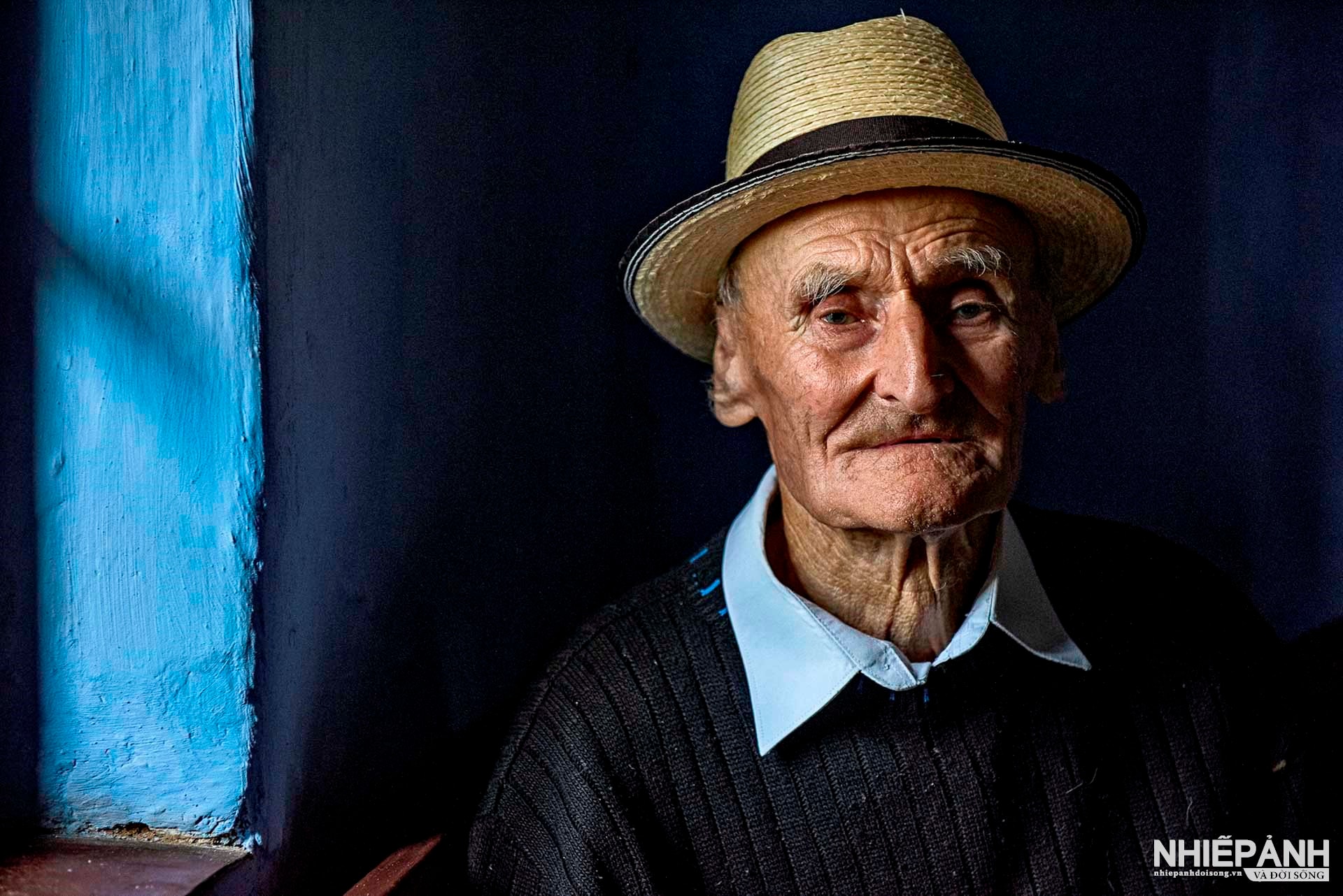 W_29-vn25-portrait-acc-portrait-on-blue-wall-anatolpoiata-moldova.jpg