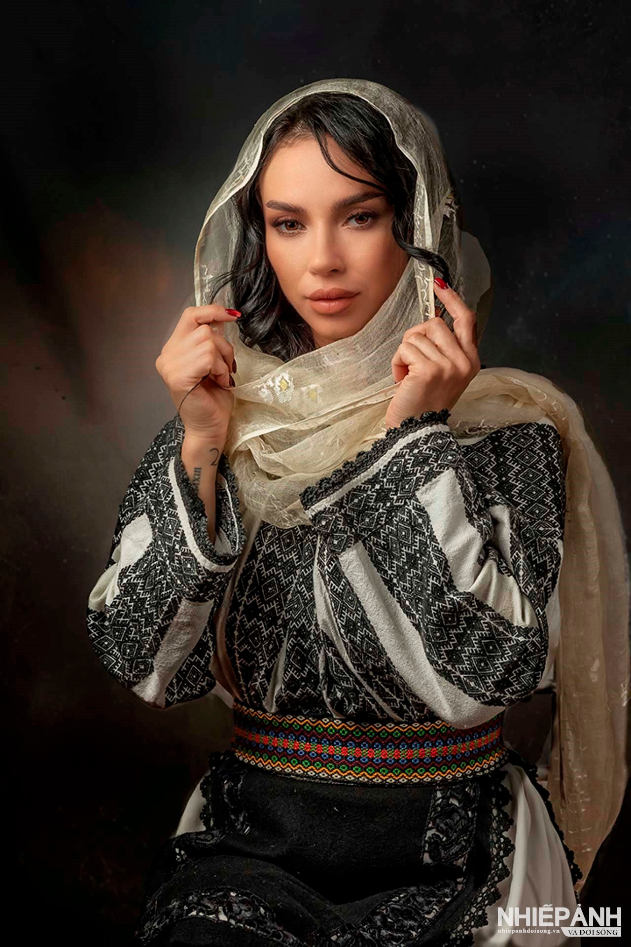 W_32-vn25-portrait-acc-woman-in-romanian-folk-costume-rucsandra-calin-romania.jpg