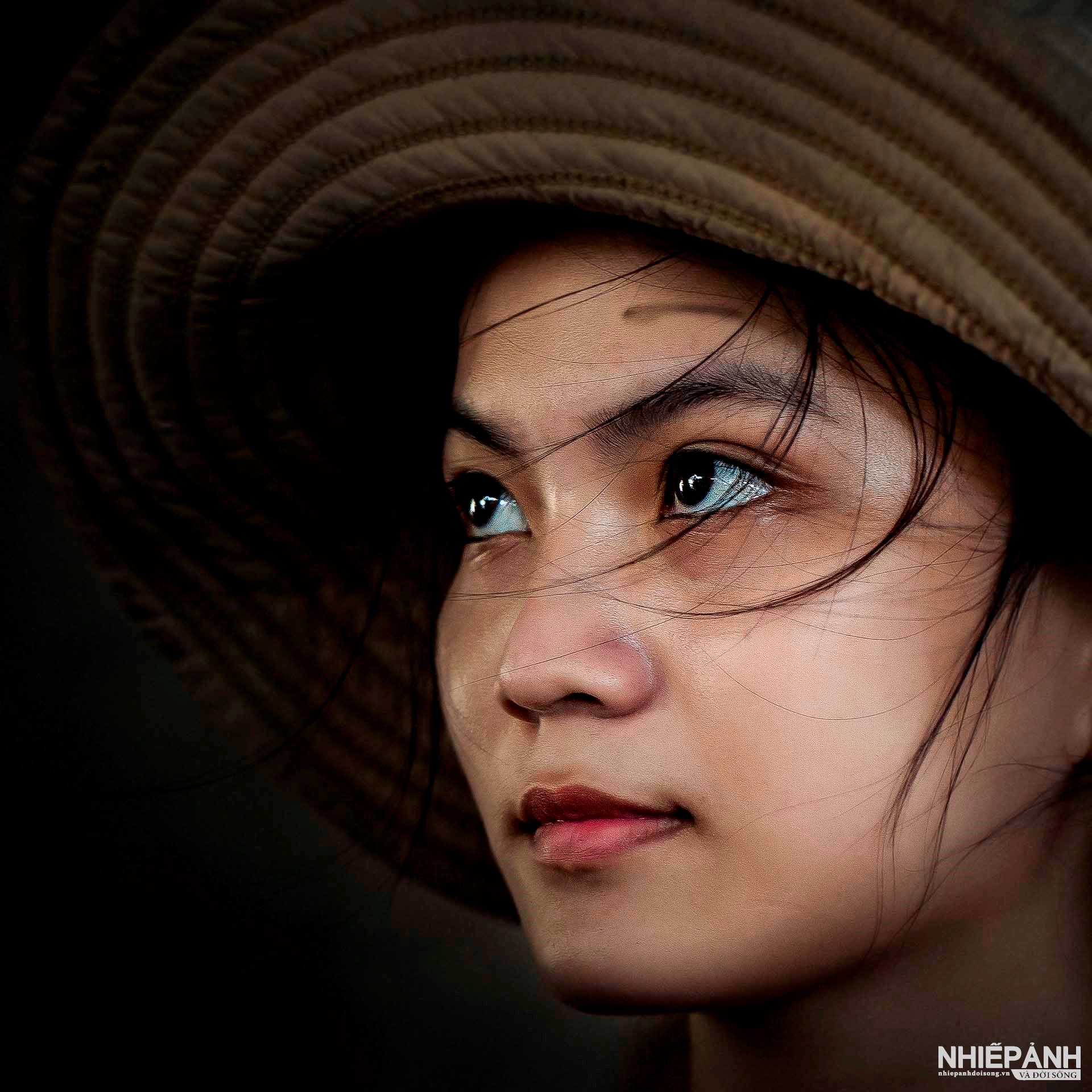 W_35-vn25-portrait-acc-co-gai-lam-banh-trang-dua-quang-ba-hai-vietnam.jpg