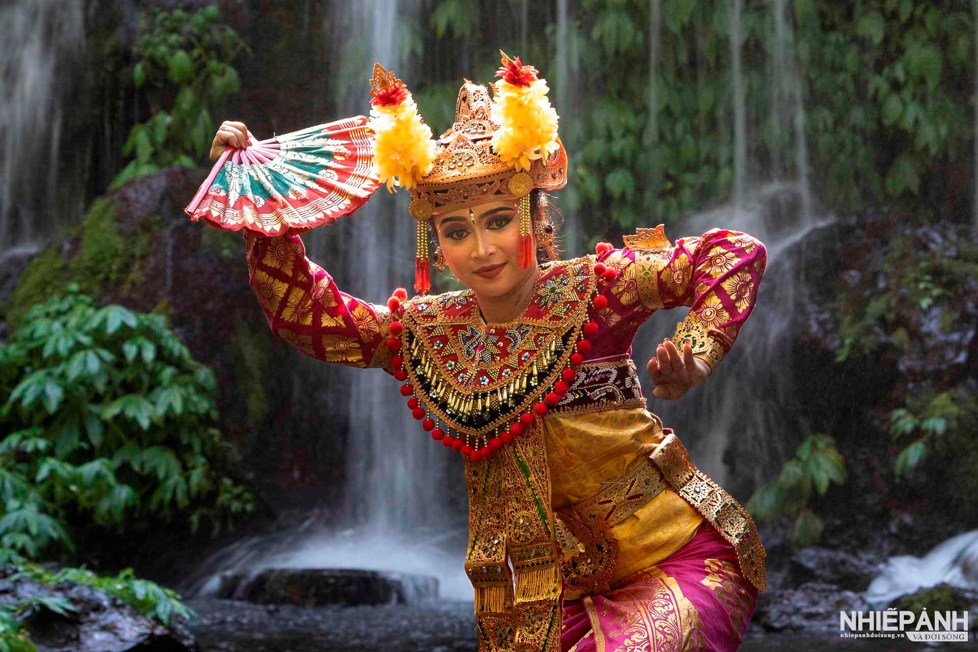 W_42-vn25-portrait-acc-bali-s-spirit-in-motion-tran-tuan-viet-vietnam.jpg