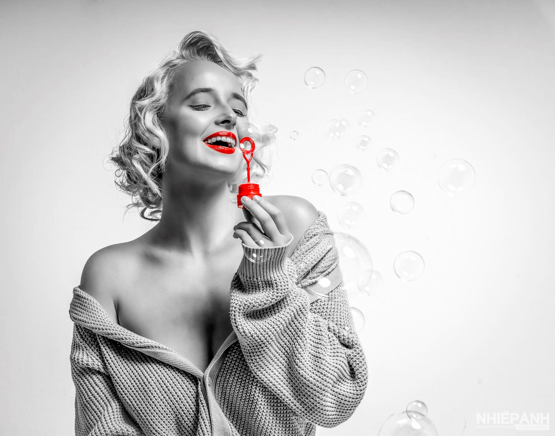 W_45-vn25-portrait-acc-marilyn-with-bubbles-jozsef-dr.-smidla-hungary.jpg