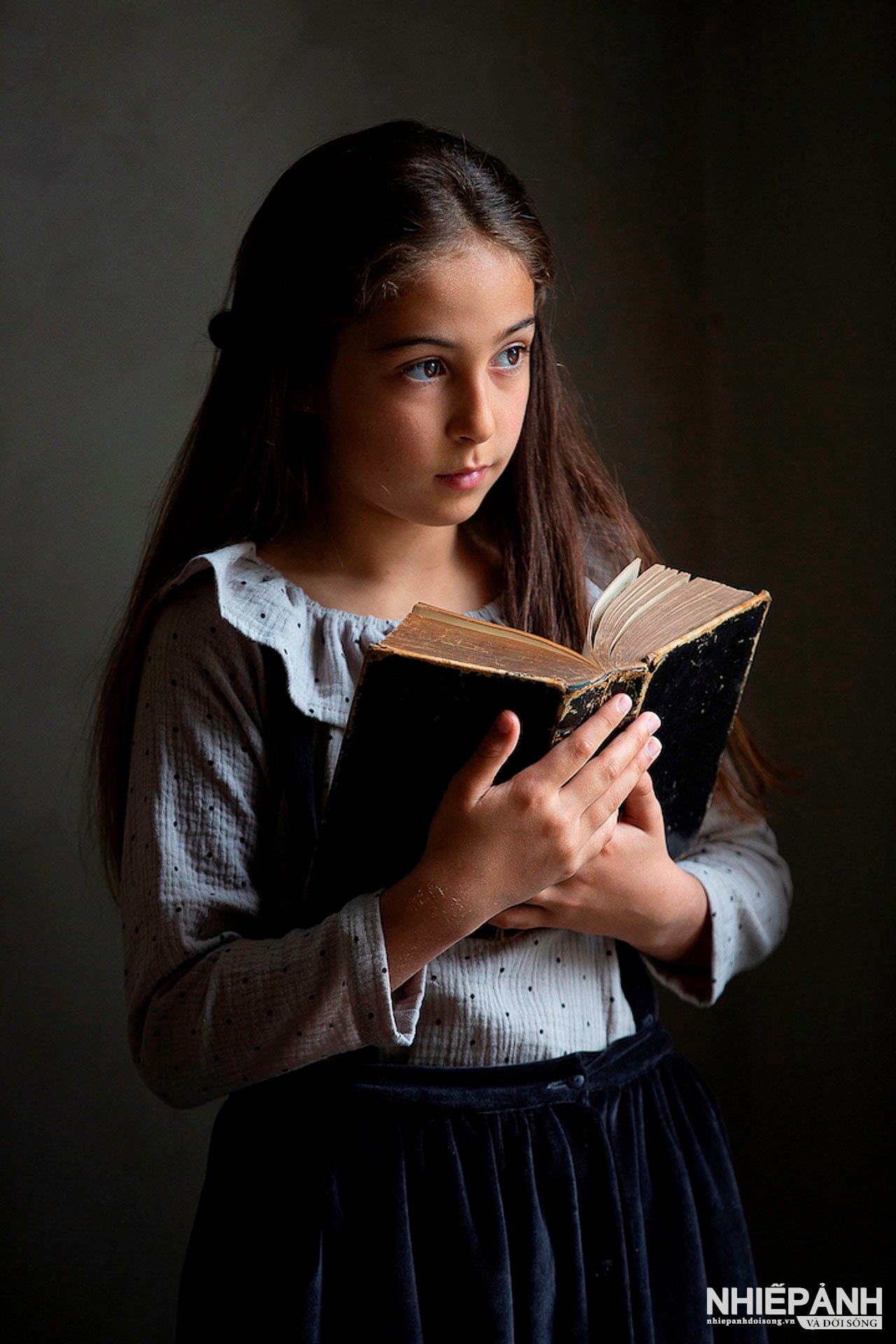 W_46-vn25-portrait-acc-mit-dem-buch-johann-schrittwieser-austria.jpg