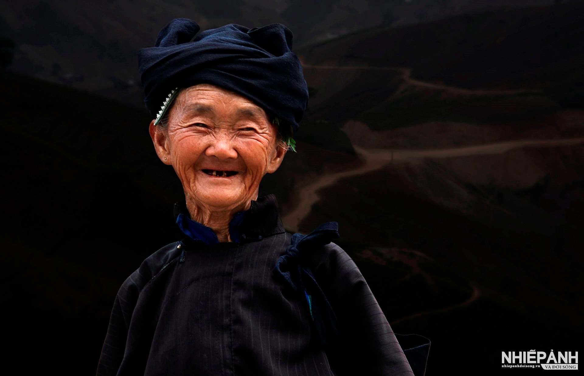 W_82-vn25-portrait-acc-old-lady-in-the-highland-tran-the-long-vietnam.jpg