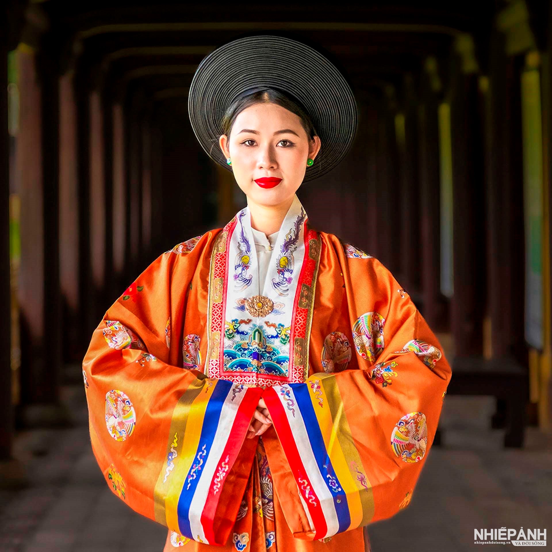 W_86-vn25-portrait-acc-lady-in-royal-custome-nguyen-huy-son-vietnam.jpg